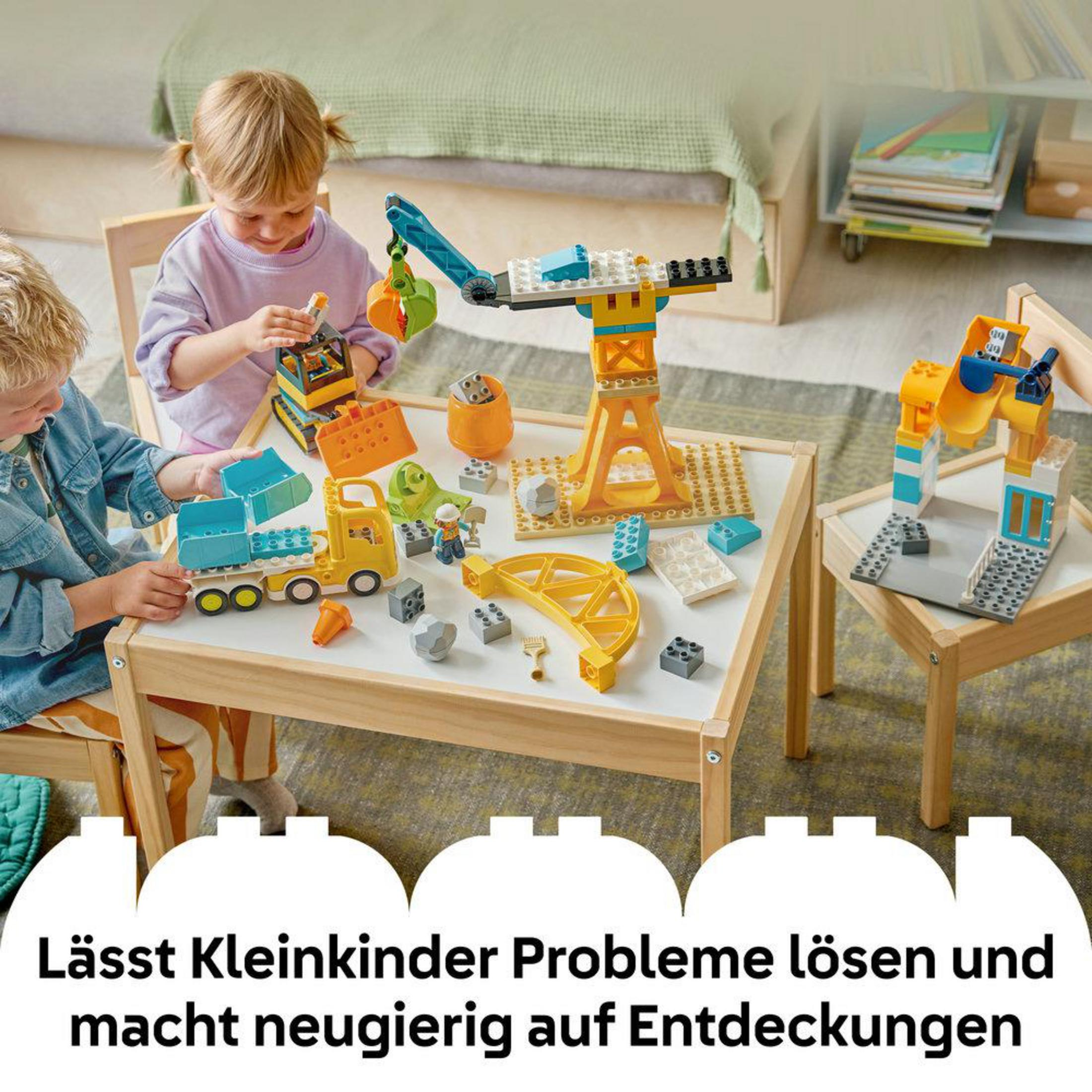 Niños construyen con bloques coloridos en mesas.