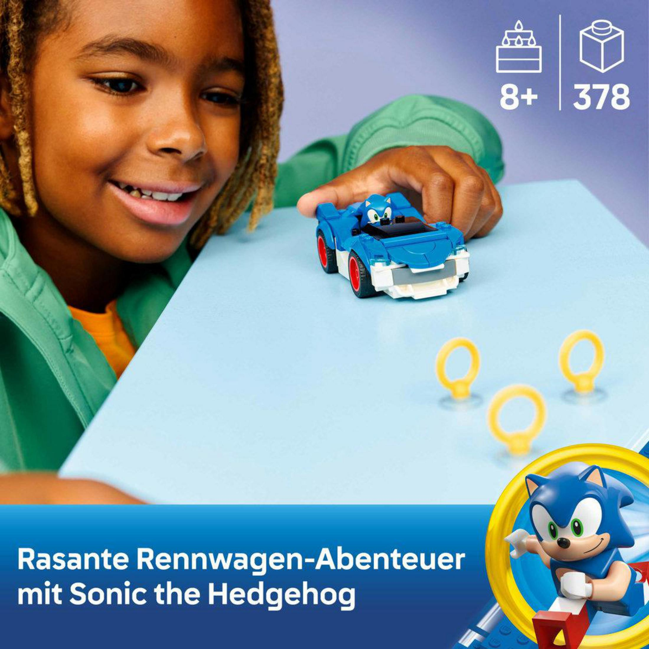 Bir çocuk mavi Sonic arabası ve altın halkalarla oynuyor. Yaş 8+, 378 parça.