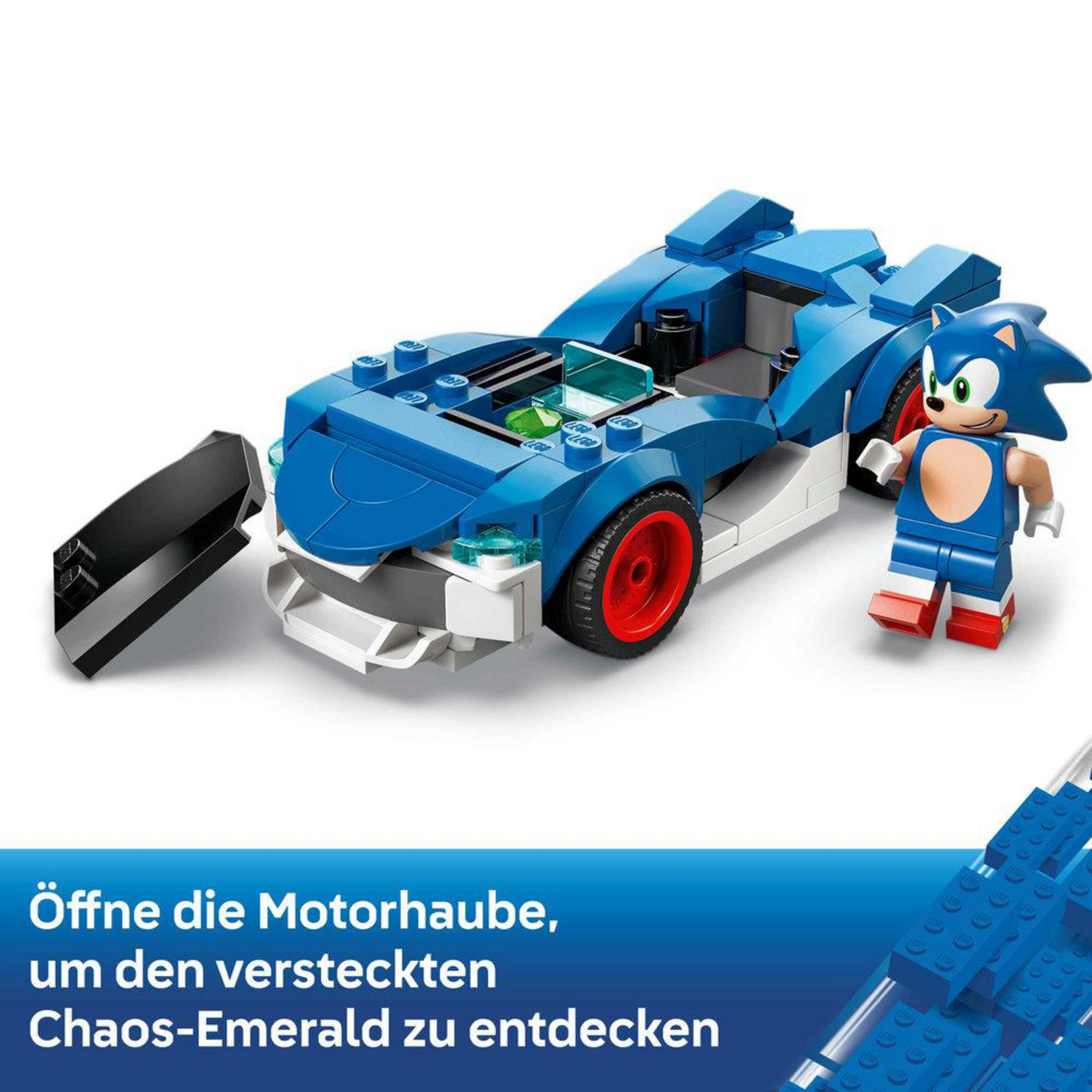 Yanında Sonic olan mavi bir Lego yarış arabası, siyah bir parçasıyla.