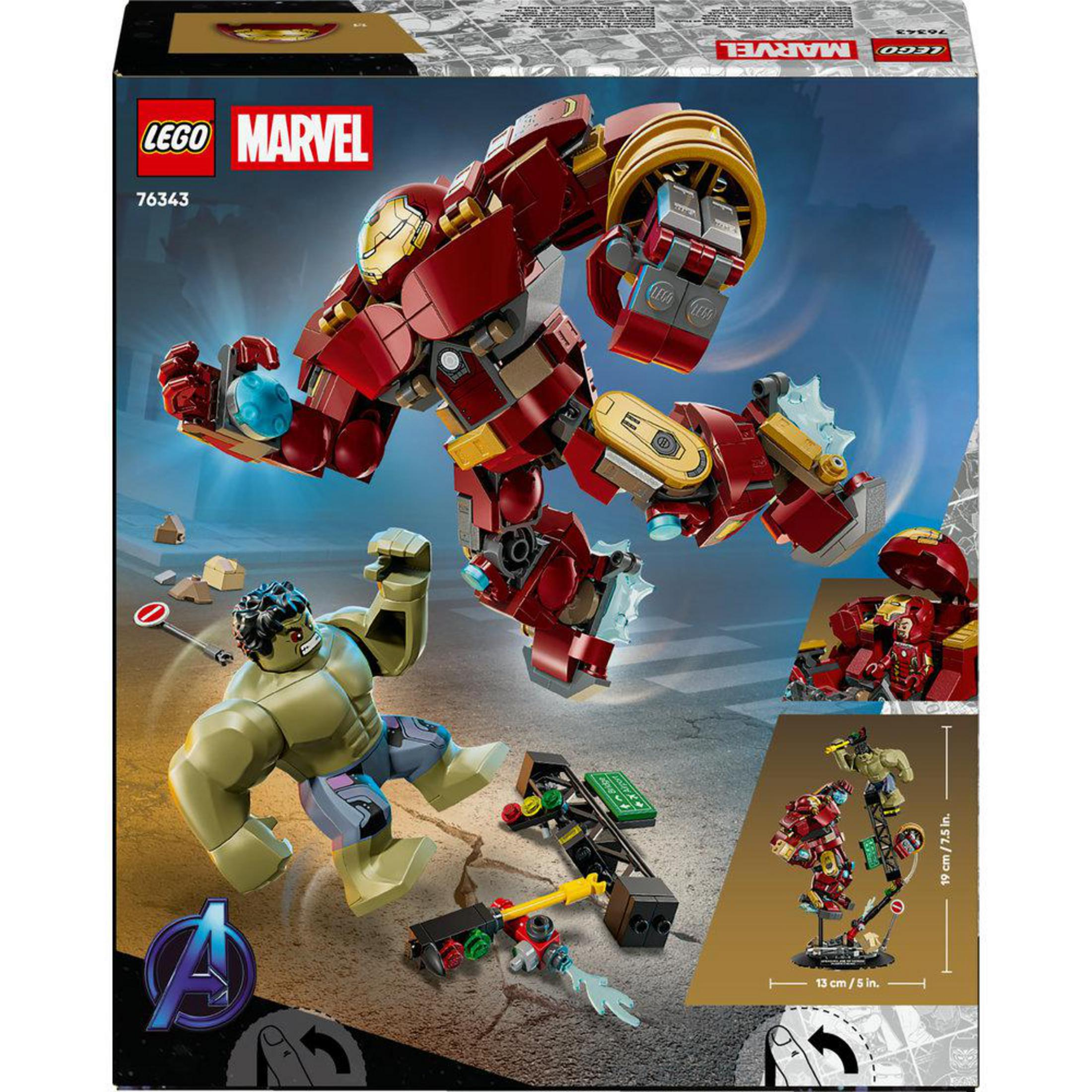Hulk y Iron Man de LEGO en un traje mecánico luchan cerca de un puente.