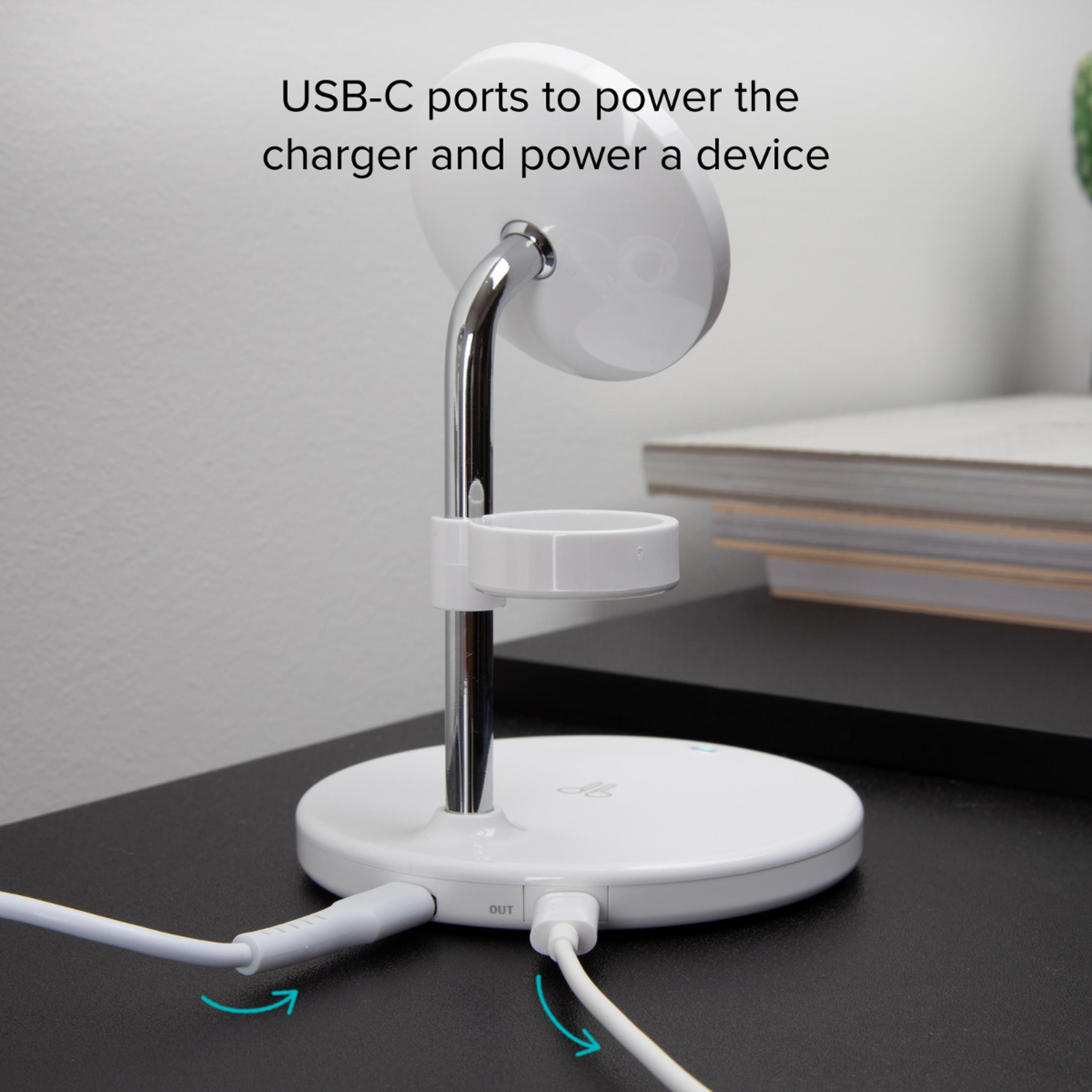 Base caricatore USB-C bianca con supporto in metallo, due cavi collegati.