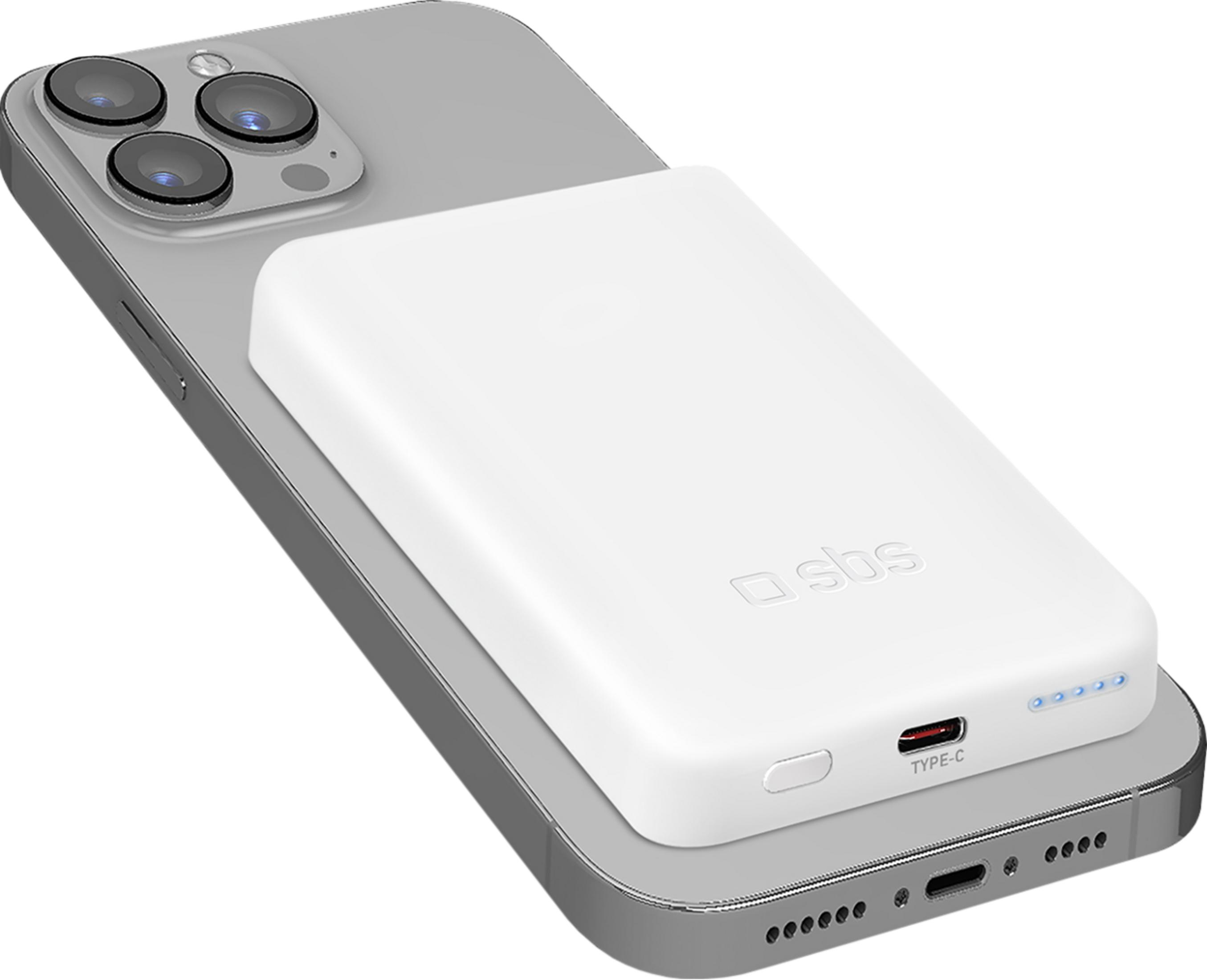 Un power bank bianco si attacca al retro di un iPhone argentato, mostrando obiettivi della fotocamera e una porta di tipo C.