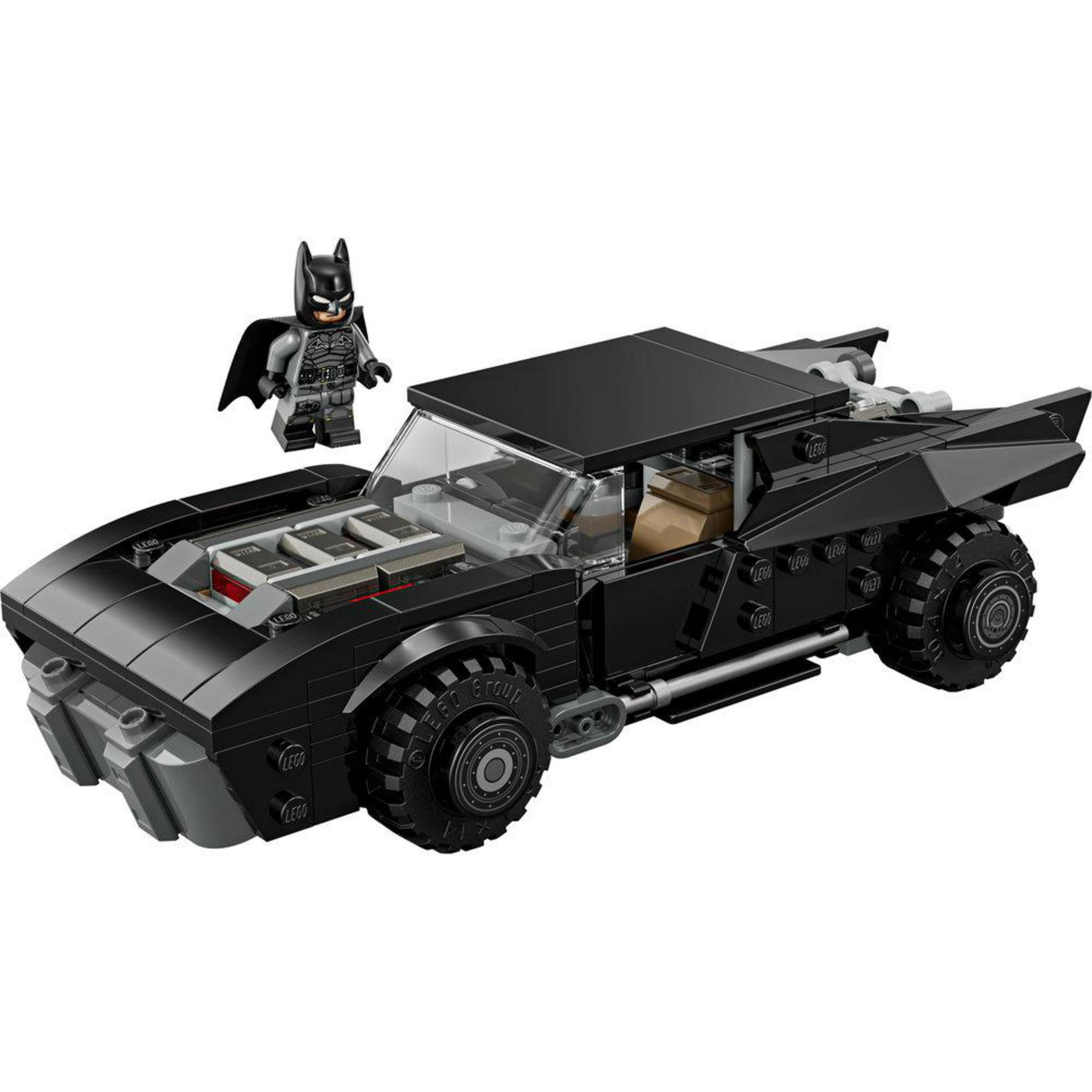 Figurilla negra de Lego Batman junto a un Batimóvil negro de Lego con el capó abierto.