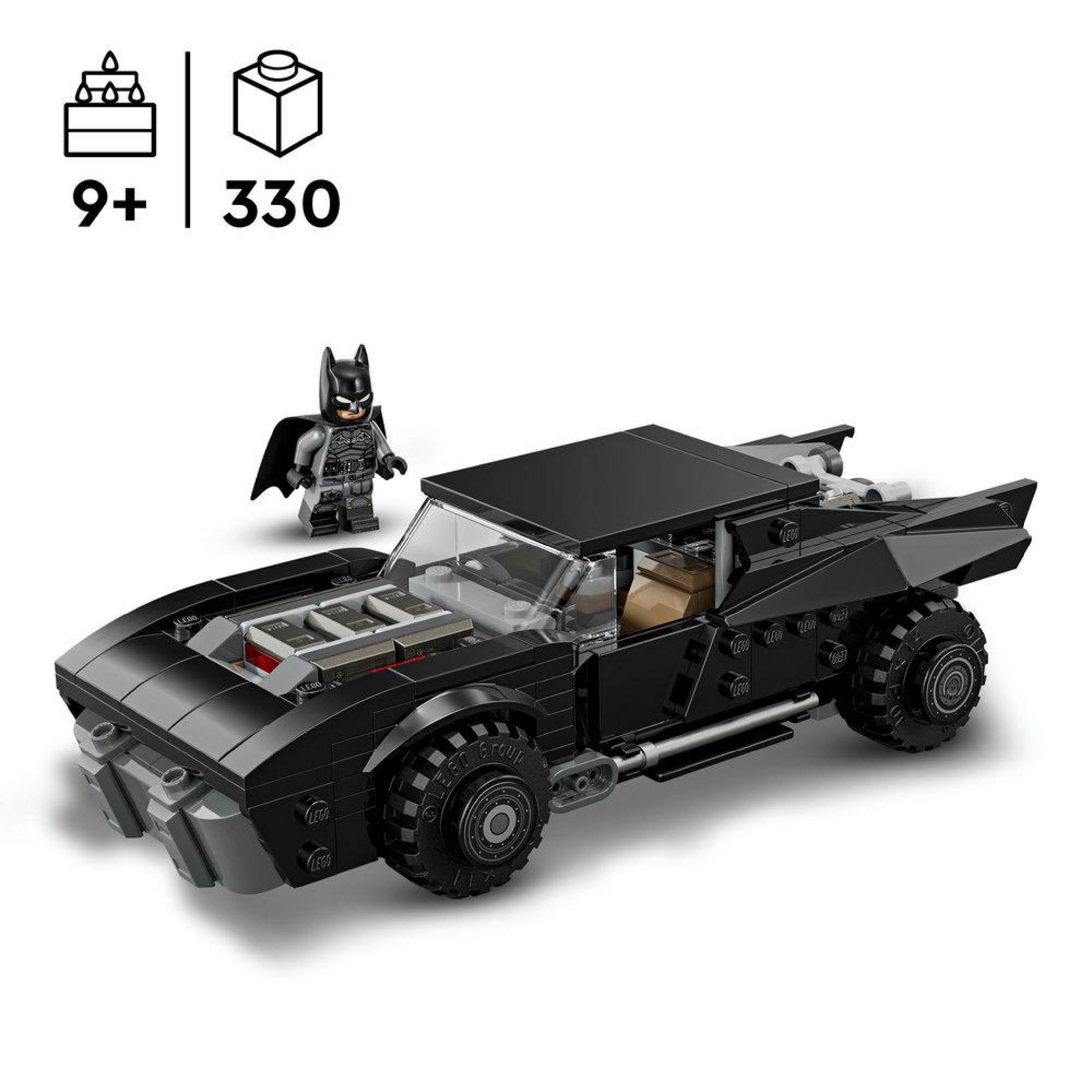 Un coche negro de LEGO Batman con una minifigura de Batman e iconos de edad/piezas.