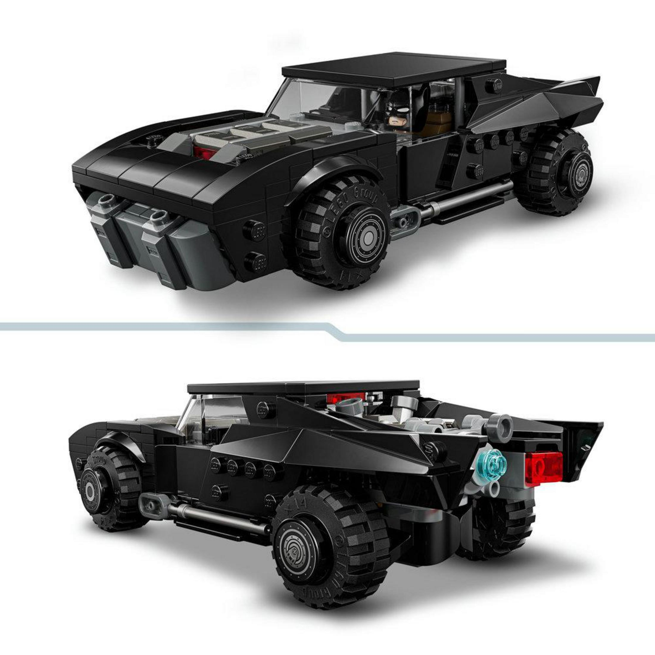 Batimóvil negro de LEGO con figura de Batman, vistas frontal y trasera.