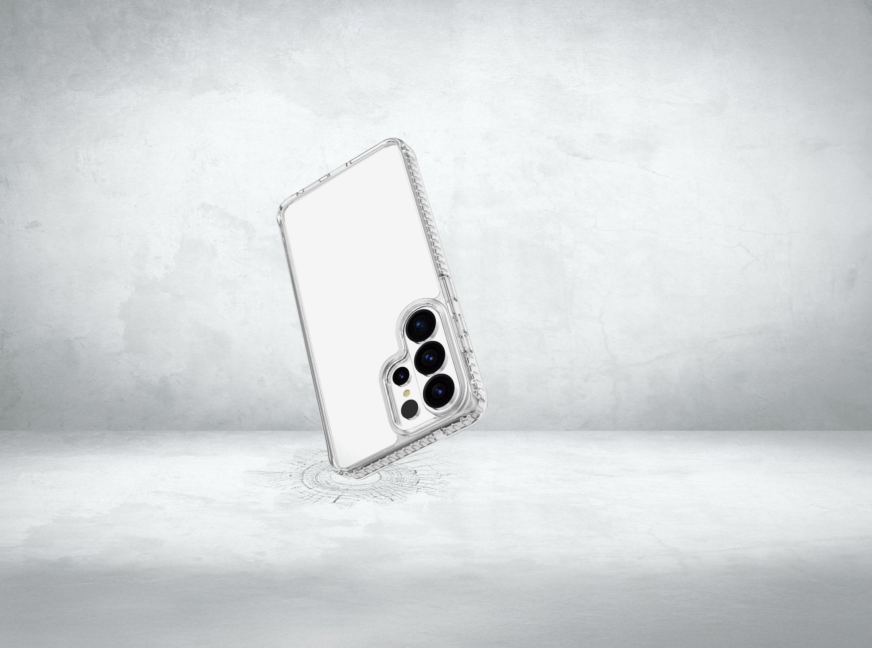 Funda transparente para teléfono con cuatro cámaras sobre superficie de hormigón.