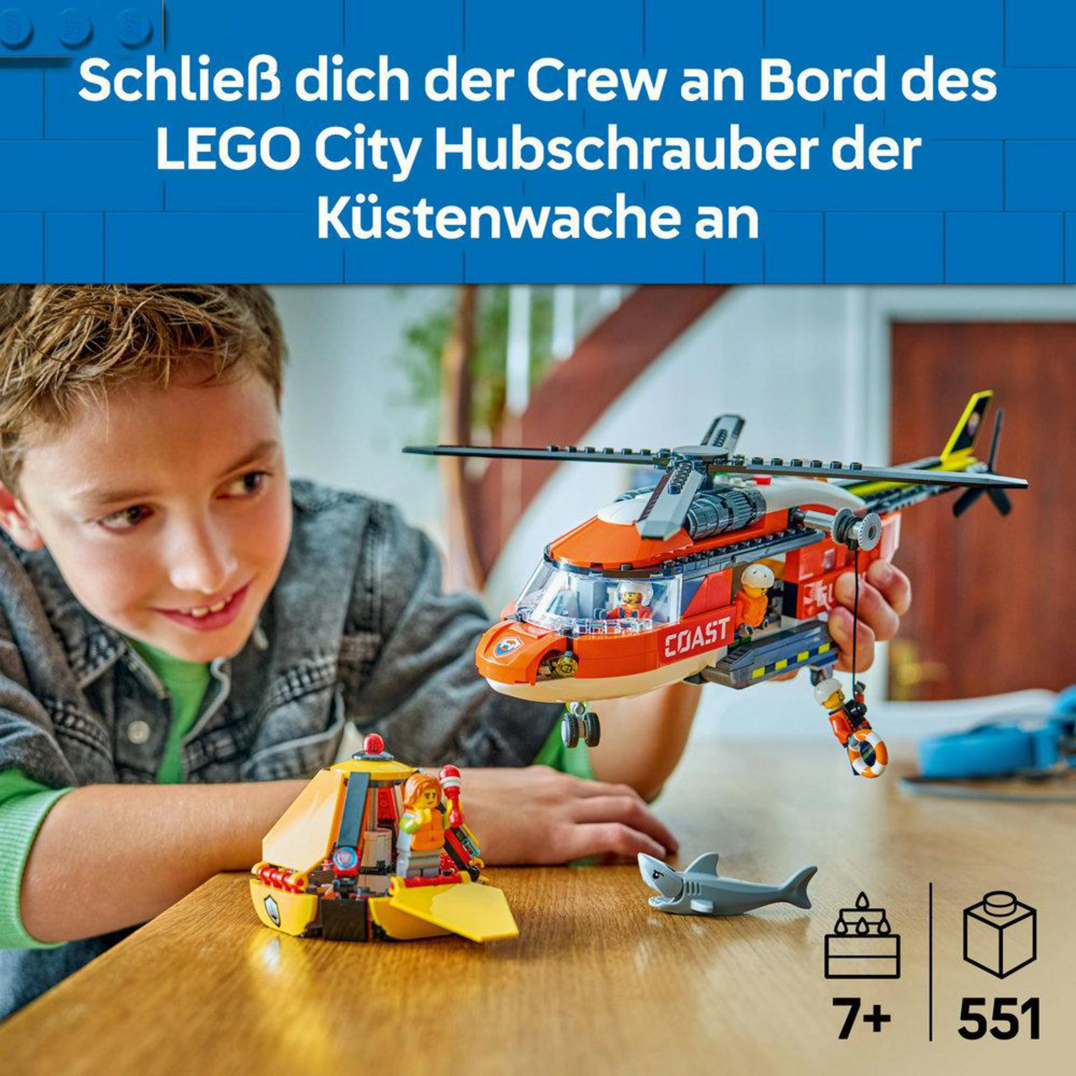Chłopiec bawi się helikopterem LEGO, łodzią ratunkową i figurkami rekina.