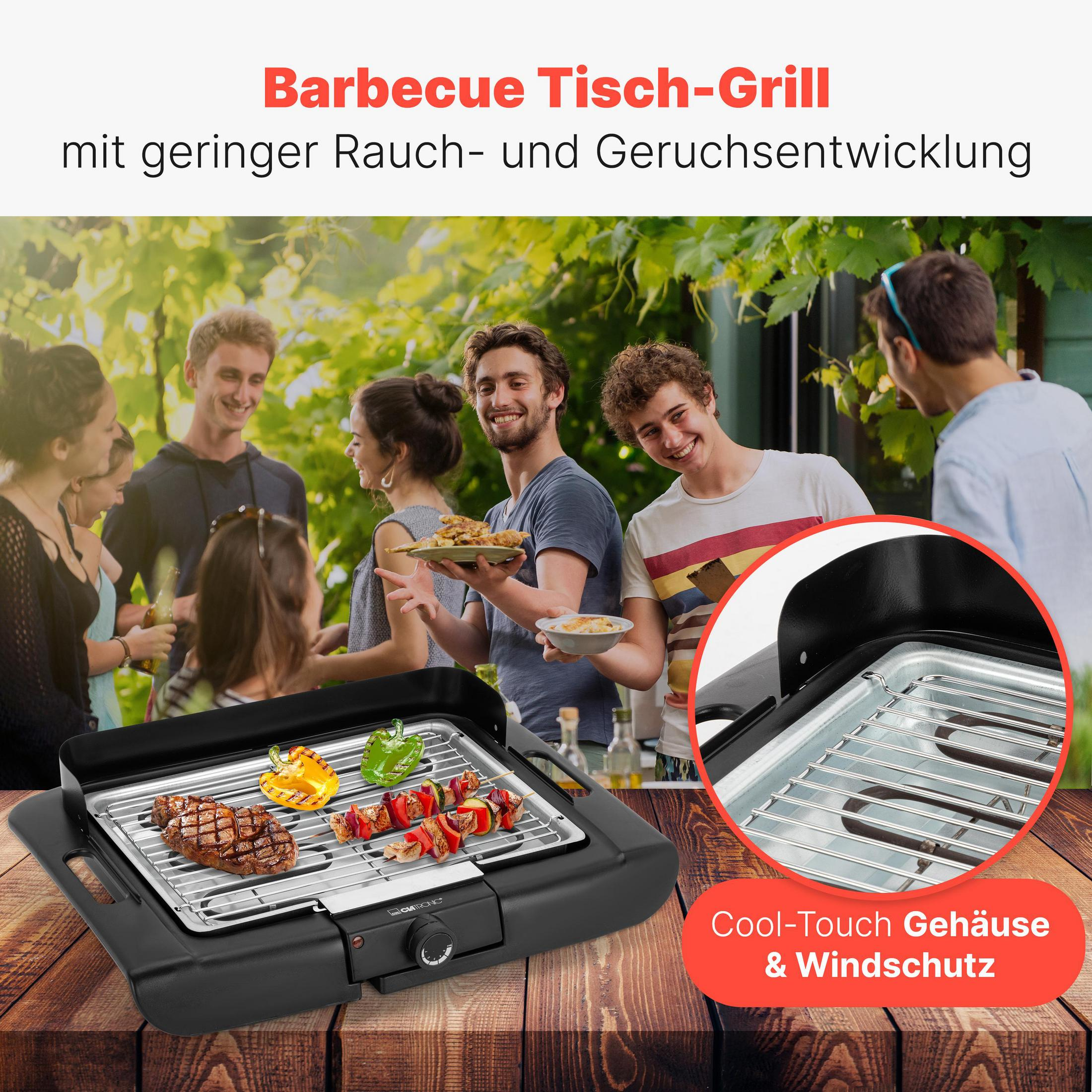 Eine Gruppe von Freunden genießt ein Barbecue im Freien mit einem Tischgrill.