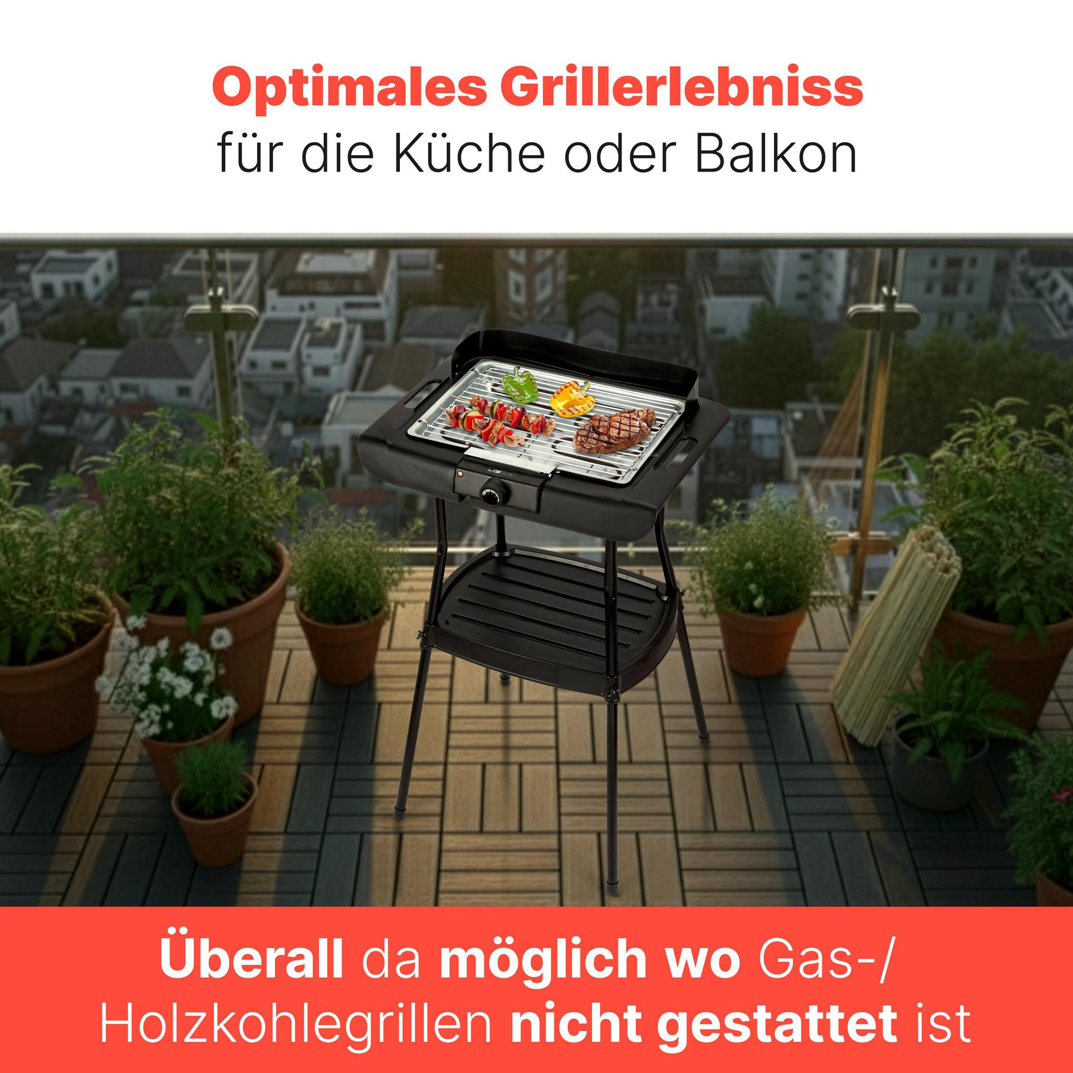 Ein Elektrogrill mit Speisen auf dem Rost steht auf einem Balkon mit Pflanzen.