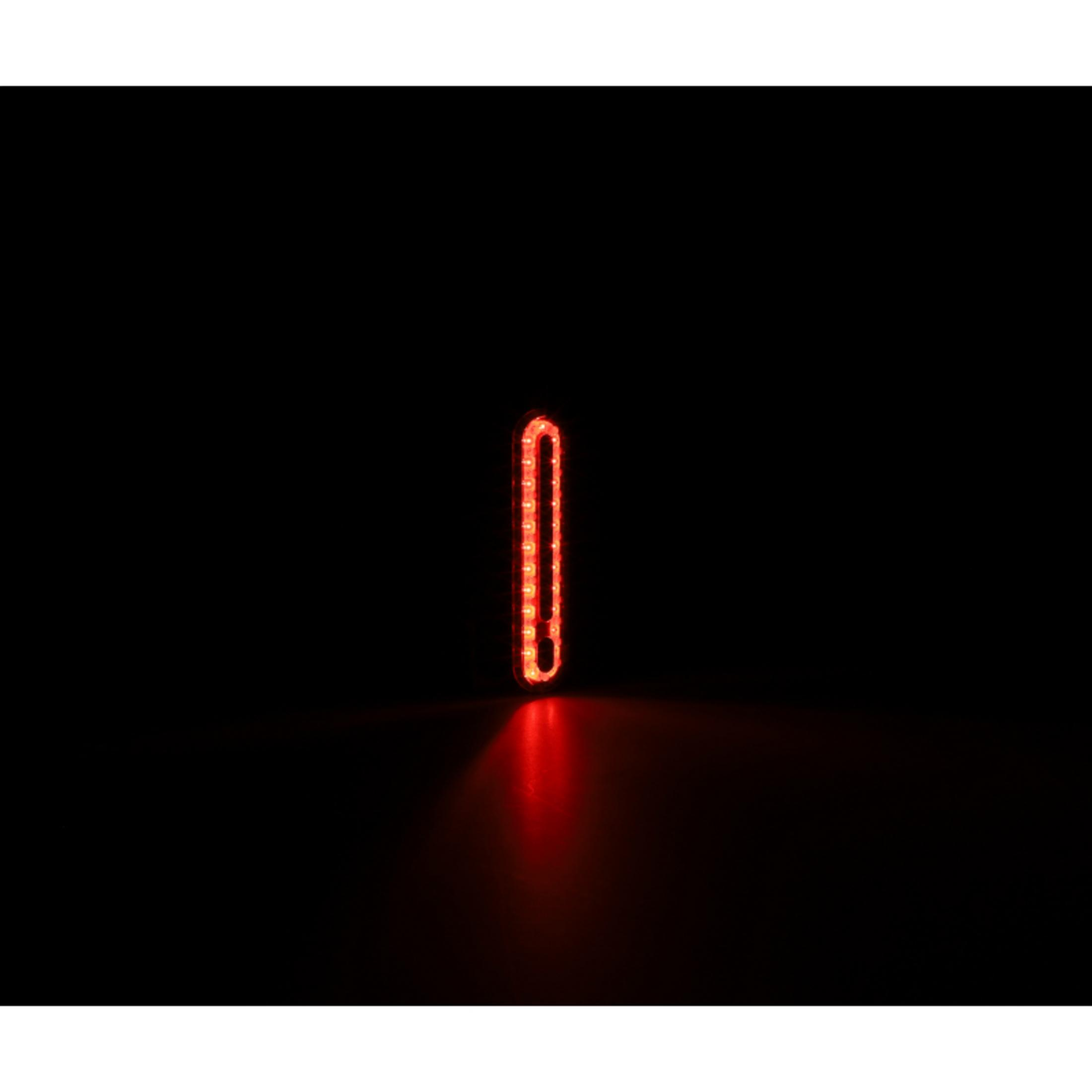 Ein vertikales, oval geformtes rotes LED-Licht auf schwarzem Hintergrund.