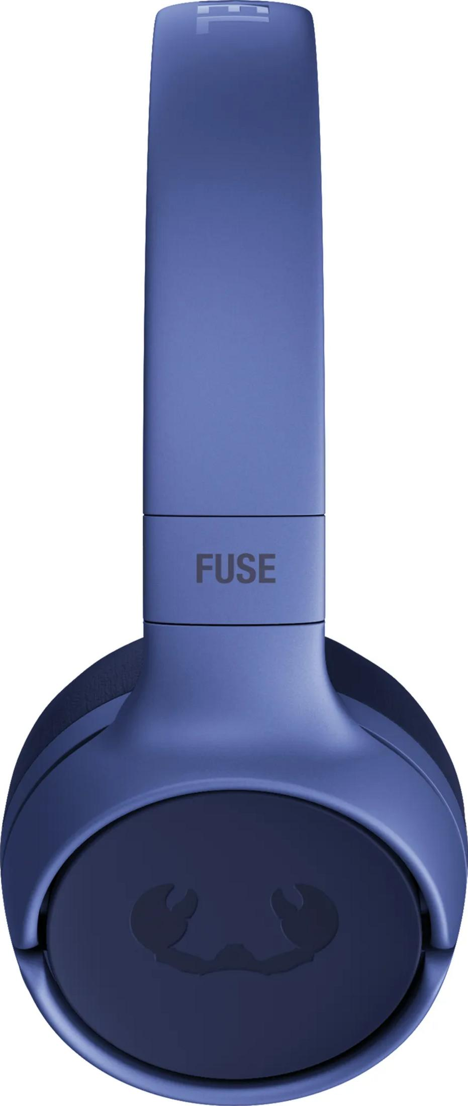 Dunkelblaue Kopfhörer mit FUSE-Logo und Skorpion-Symbol.