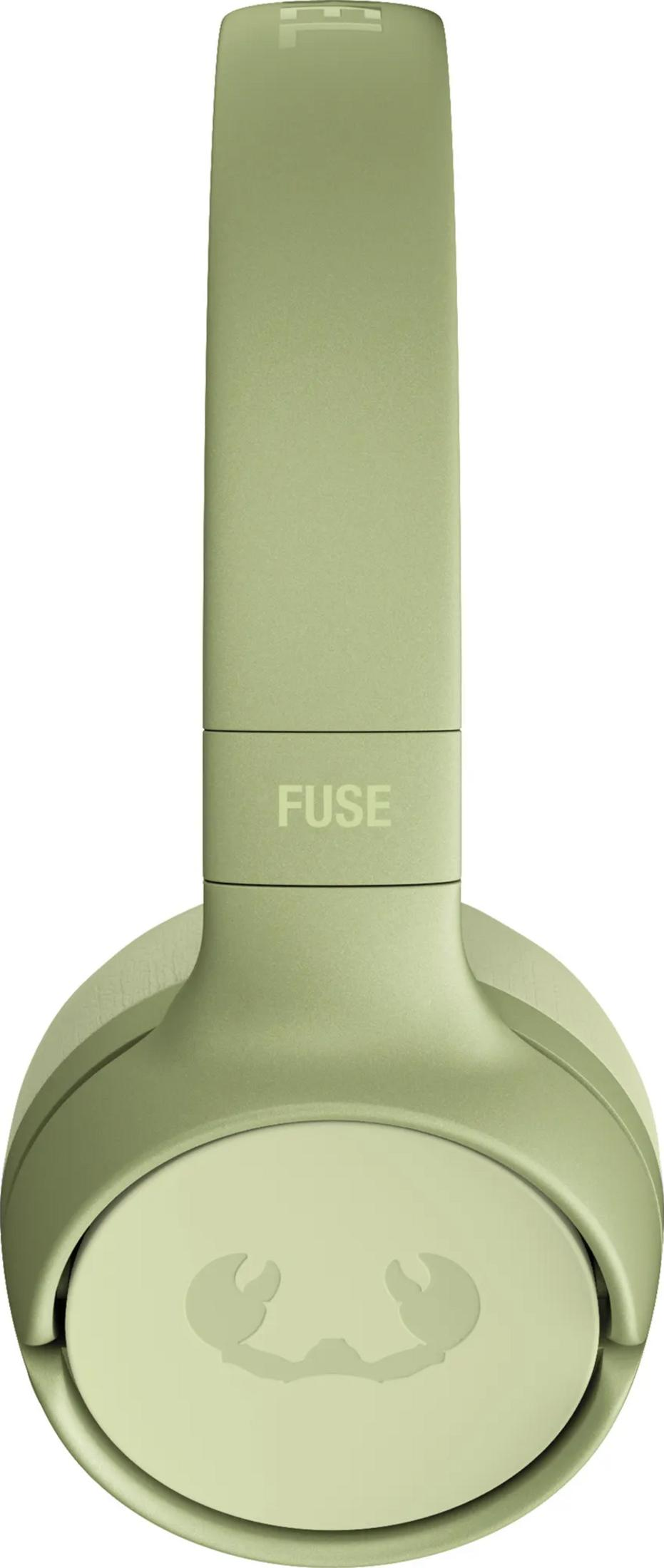 Grüne Kopfhörer mit "FUSE"-Schriftzug und Krabbenlogo auf dem Ohrstück.