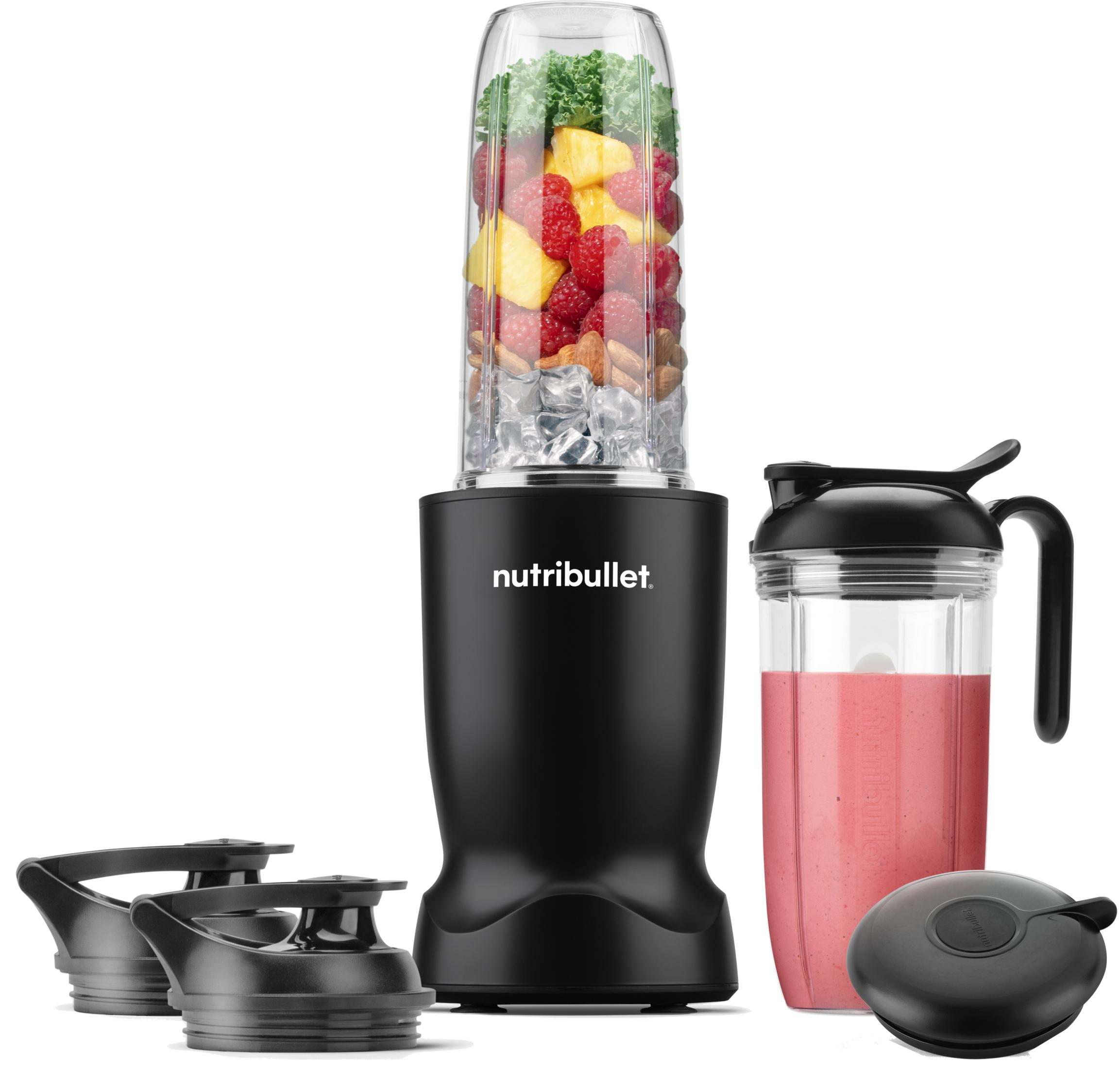 Schwarzer Mixer mit Obst, Eis und einem fertigen Smoothie.