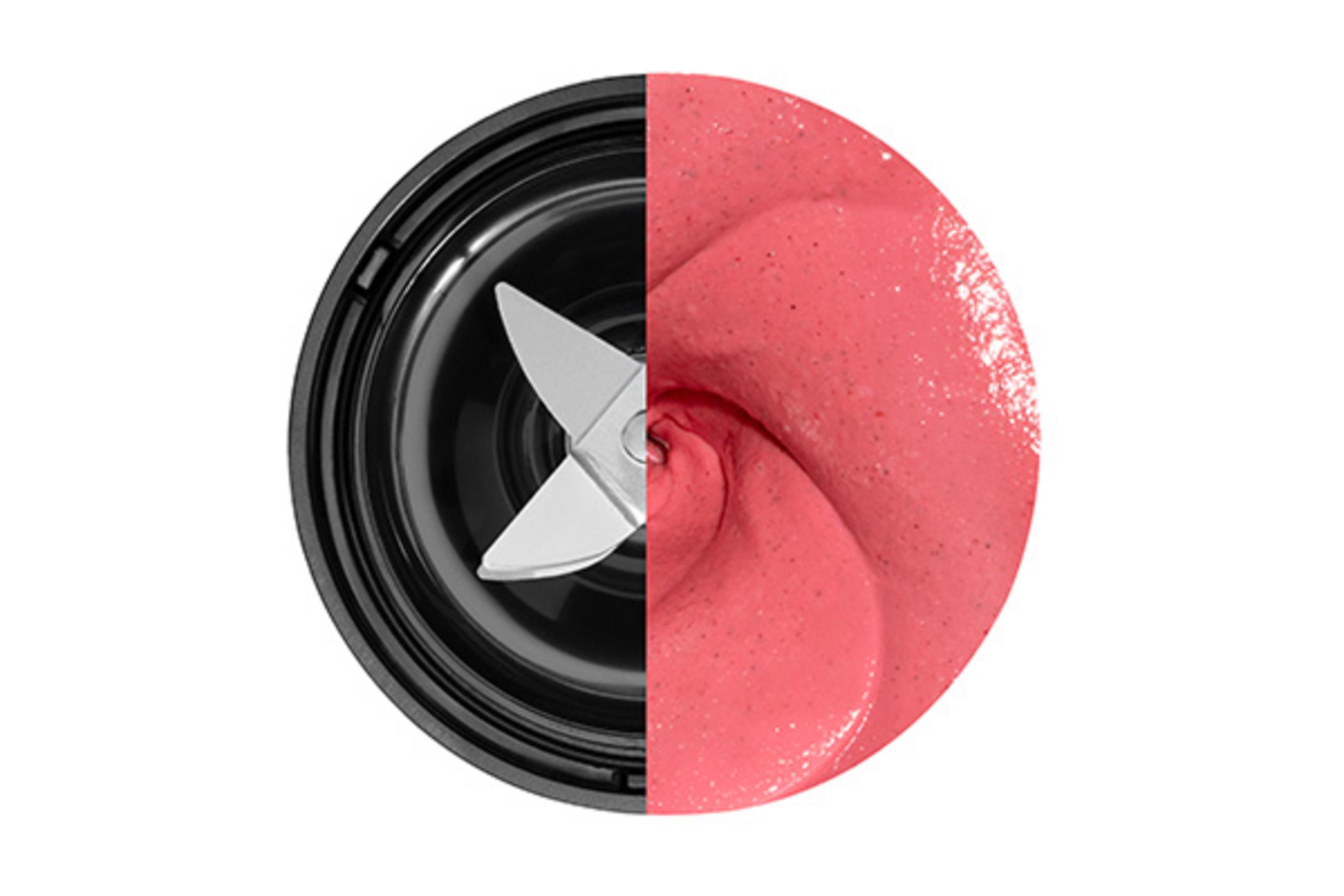 Nahaufnahme eines Messers und einer rosa Masse in einem Mixer.