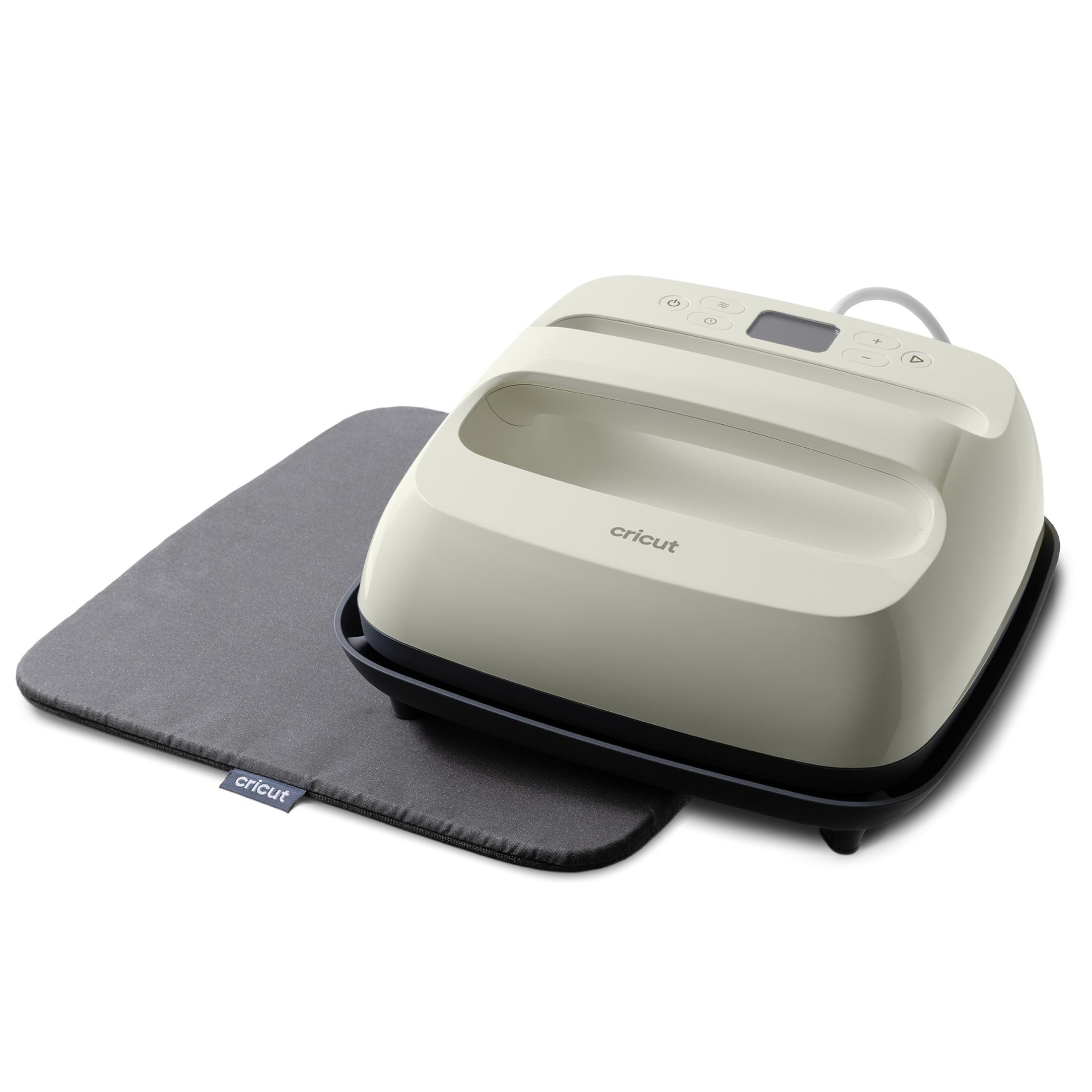 Una plancha de calor Cricut beige sobre una alfombrilla gris. Fondo blanco.