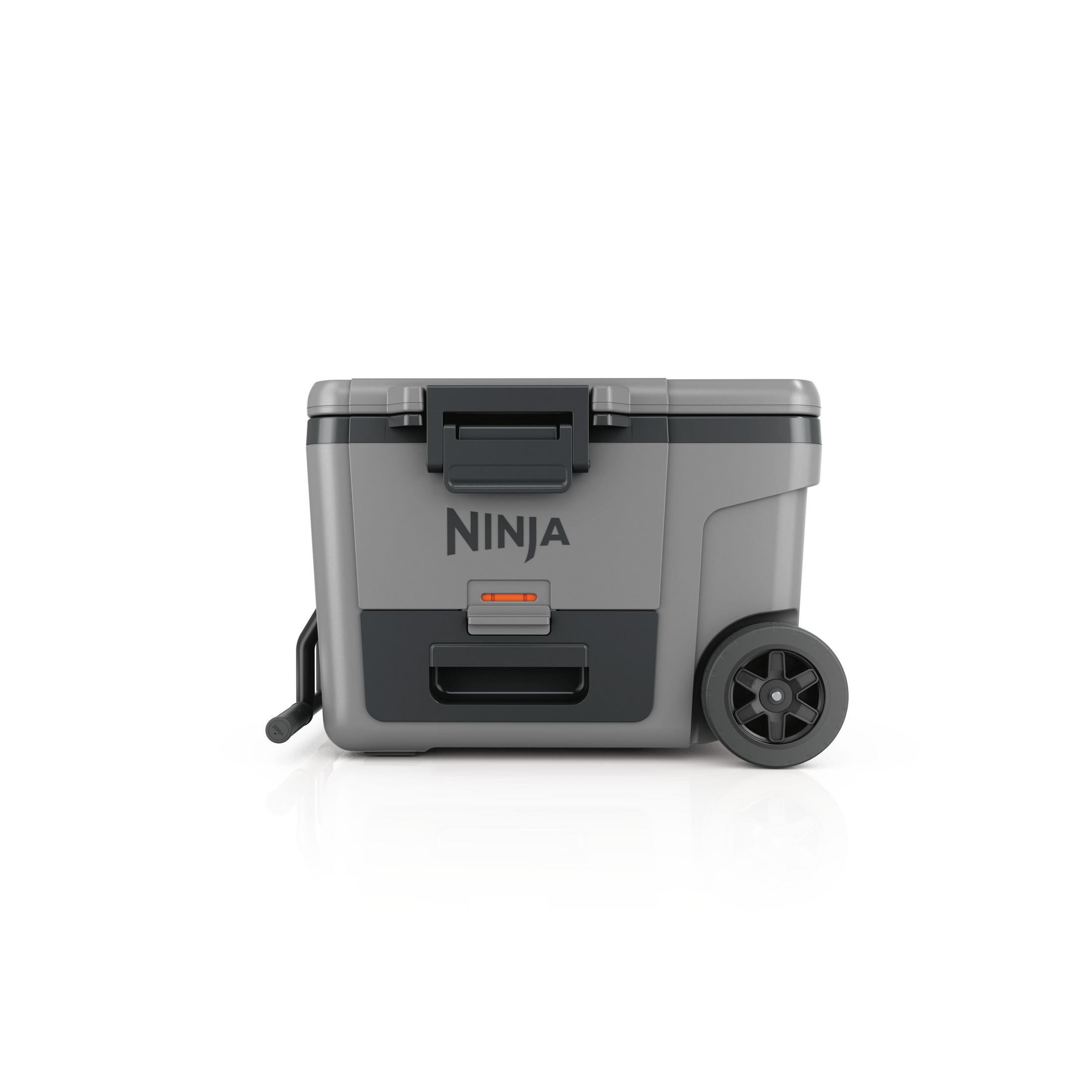 Telo freddo Ninja grigio con ruote e maniglia. Riflesso su sfondo bianco.