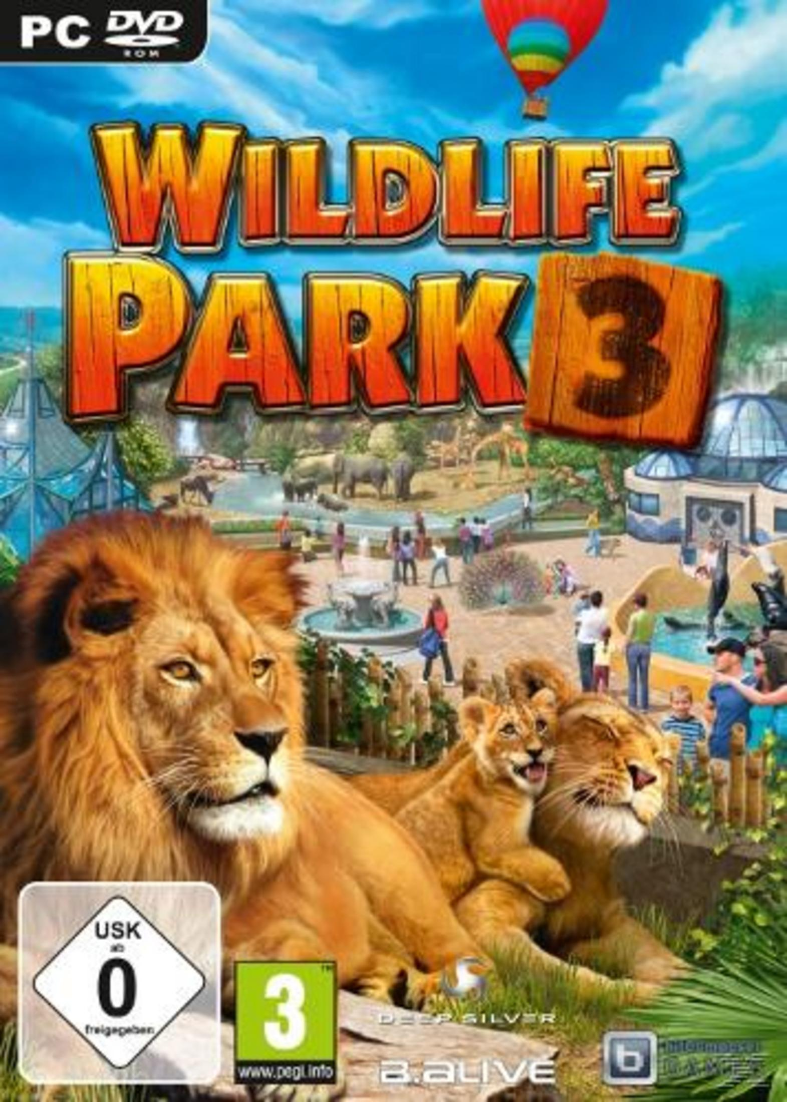 Löwenfamilie im Zoo mit Besuchern, Elefanten und Giraffen im Hintergrund.