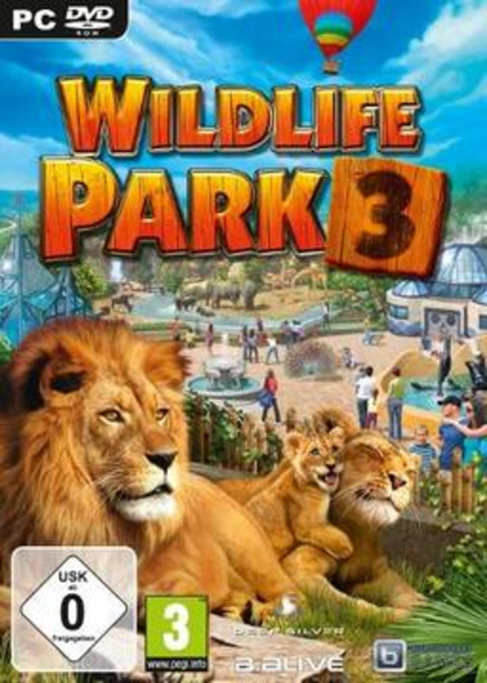 Ein Löwe und ein Jungtier liegen im Vordergrund. Im Hintergrund ist ein Zoo mit Besuchern und Tieren zu sehen.