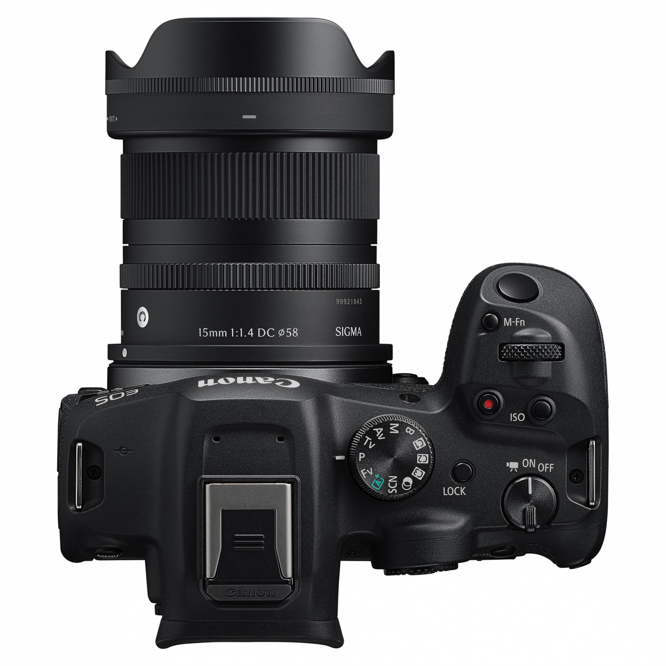 Draufsicht einer schwarzen Canon EOS R Kamera mit angesetztem Sigma 15mm Objektiv.