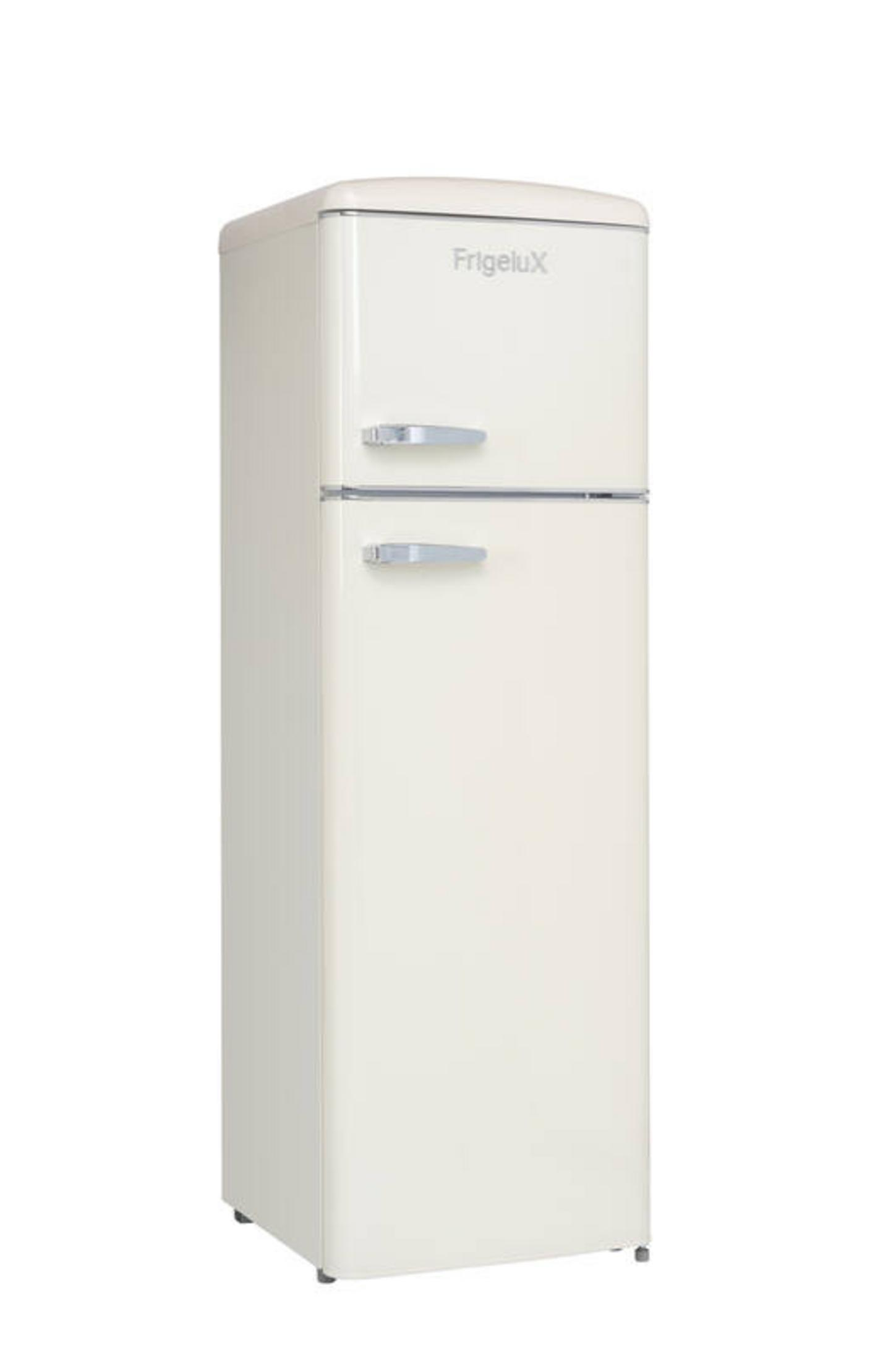Ein cremefarbener Kühlschrank mit zwei Türen und Chromgriffen.