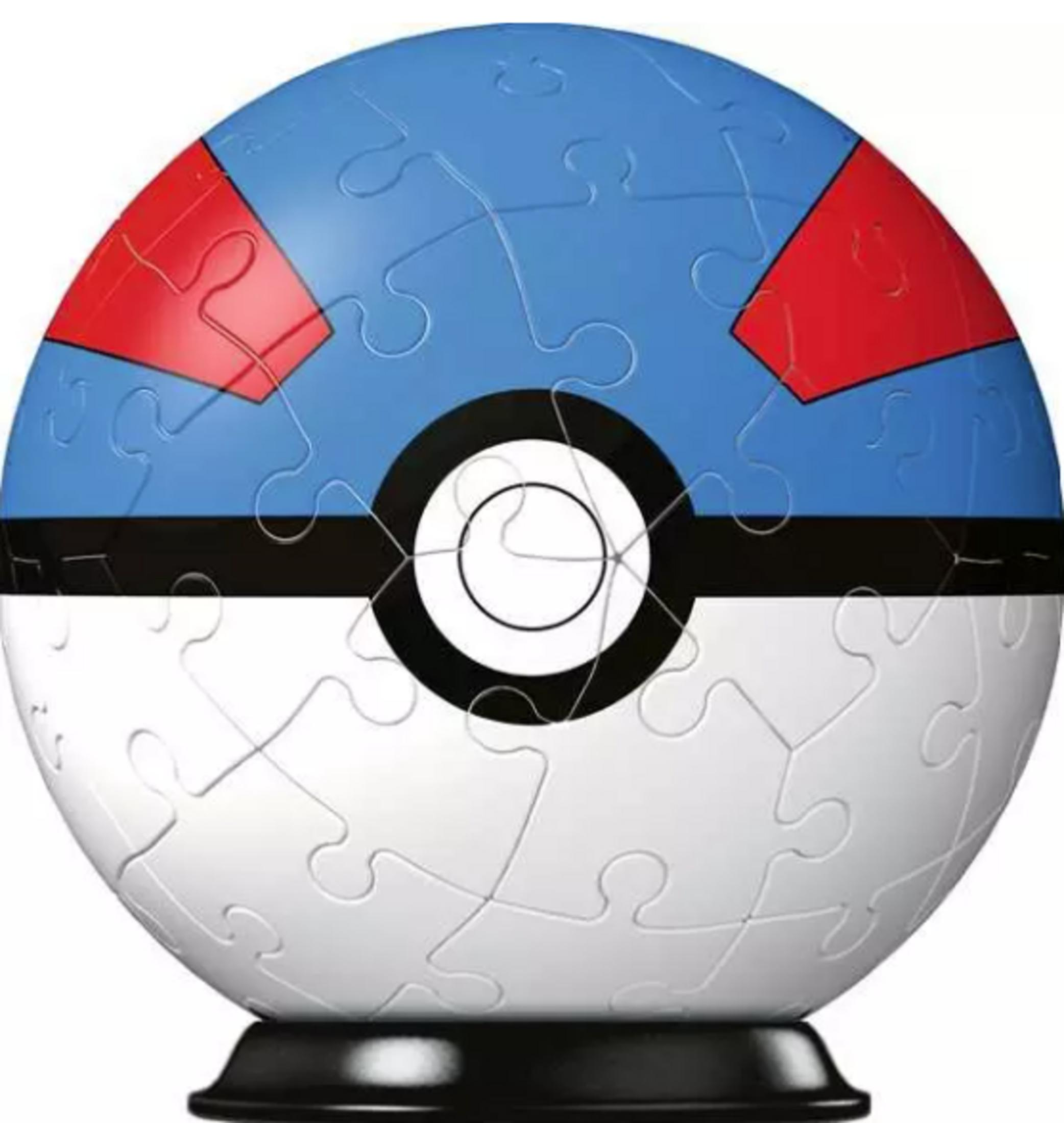 Replica sferica di un Poké Ball in puzzle su una base nera.