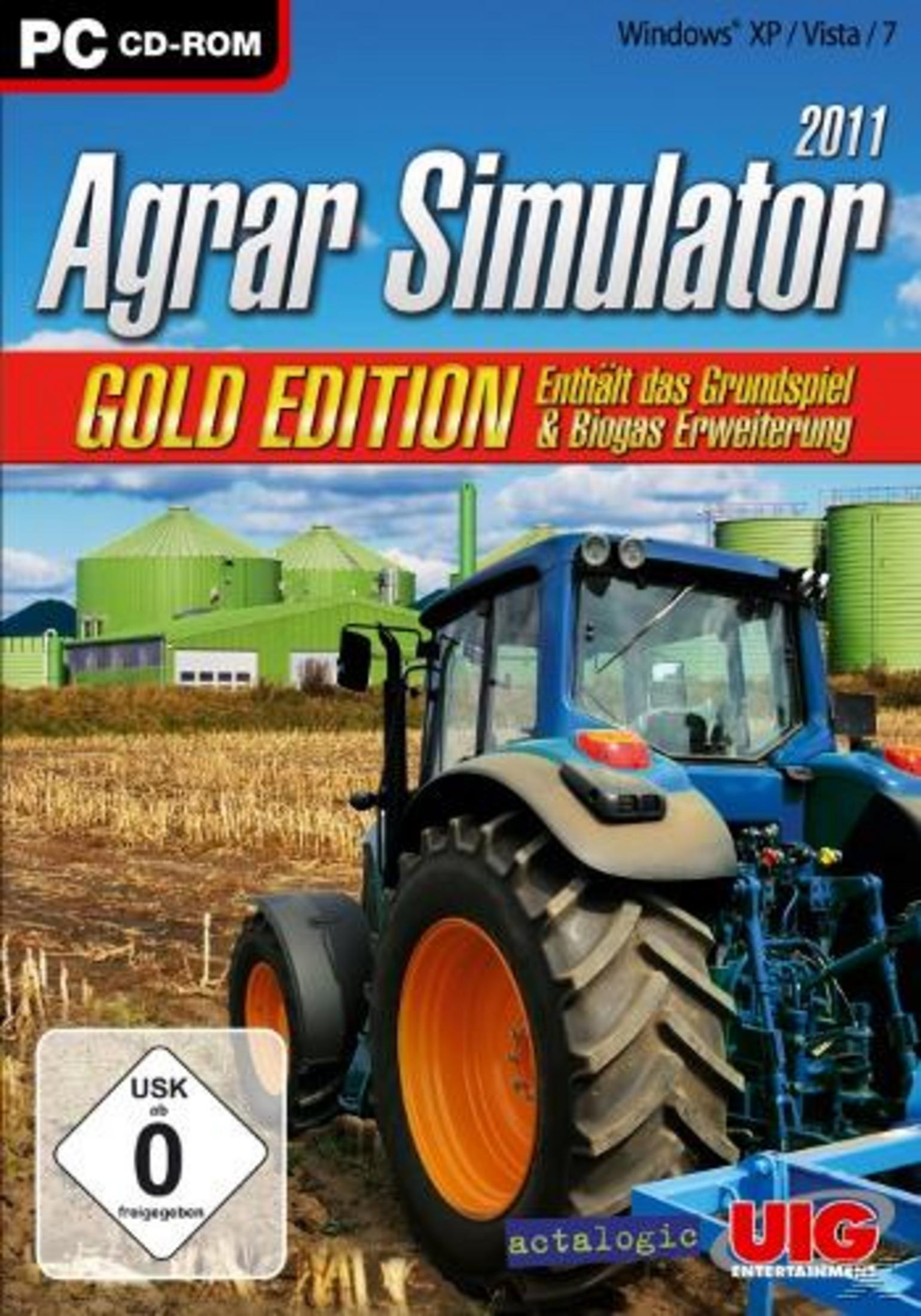 Ein blauer Traktor steht auf einem Feld vor grünen Silos. PC CD-ROM Spiel.