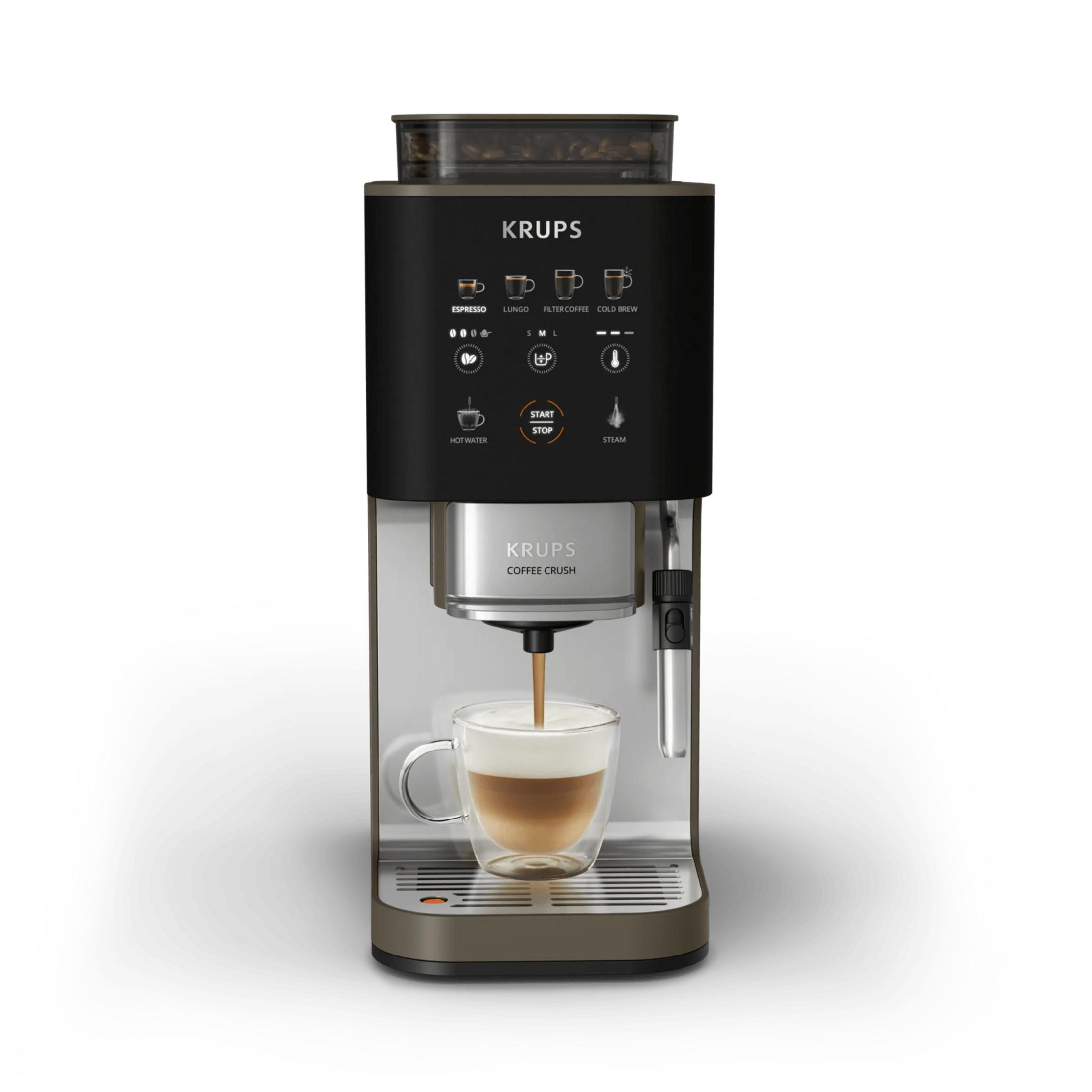 Una macchina da caffè Krups prepara il caffè in una tazza di vetro a doppia parete.