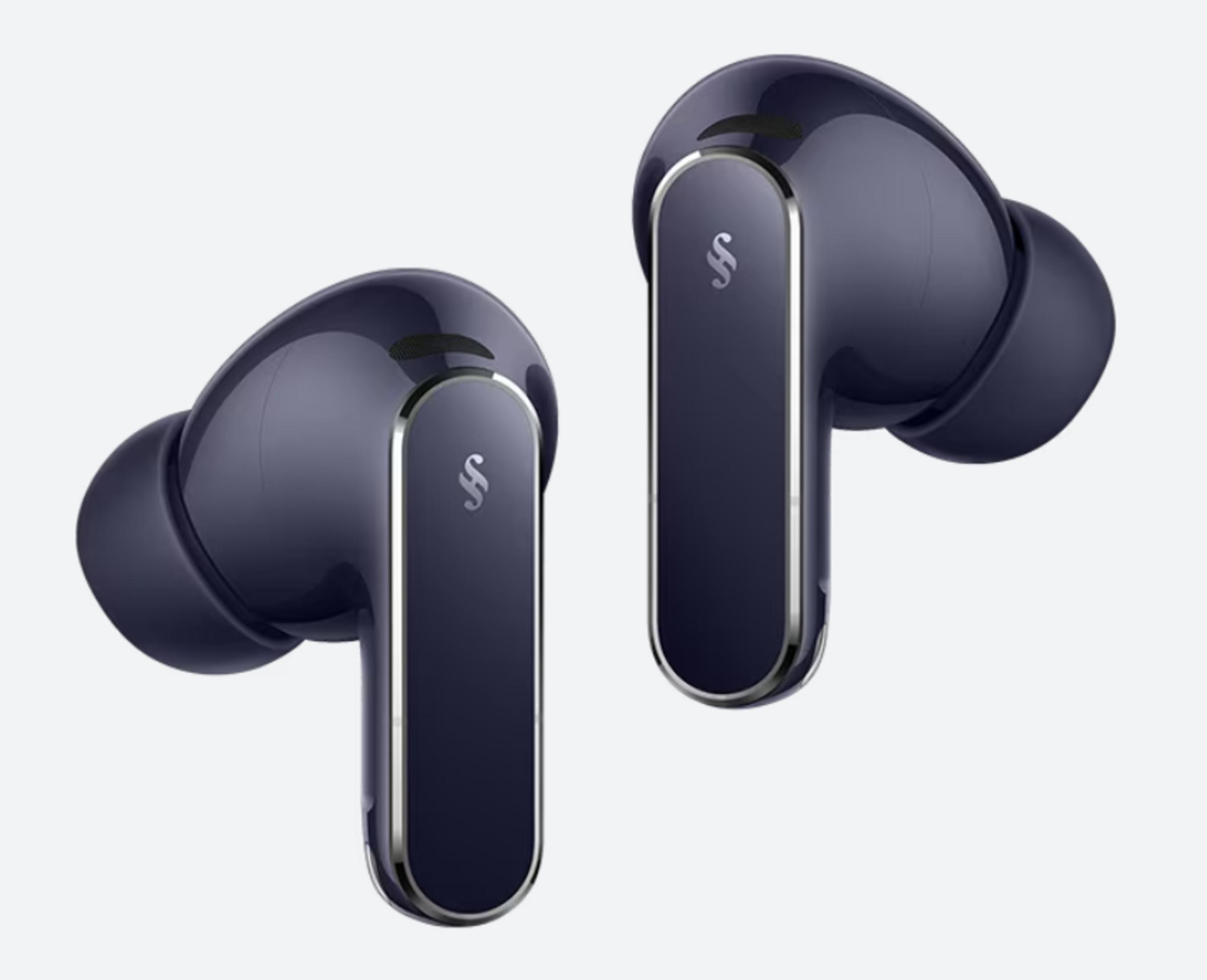 Auricolari wireless blu scuro con accenti argentati, su sfondo chiaro.