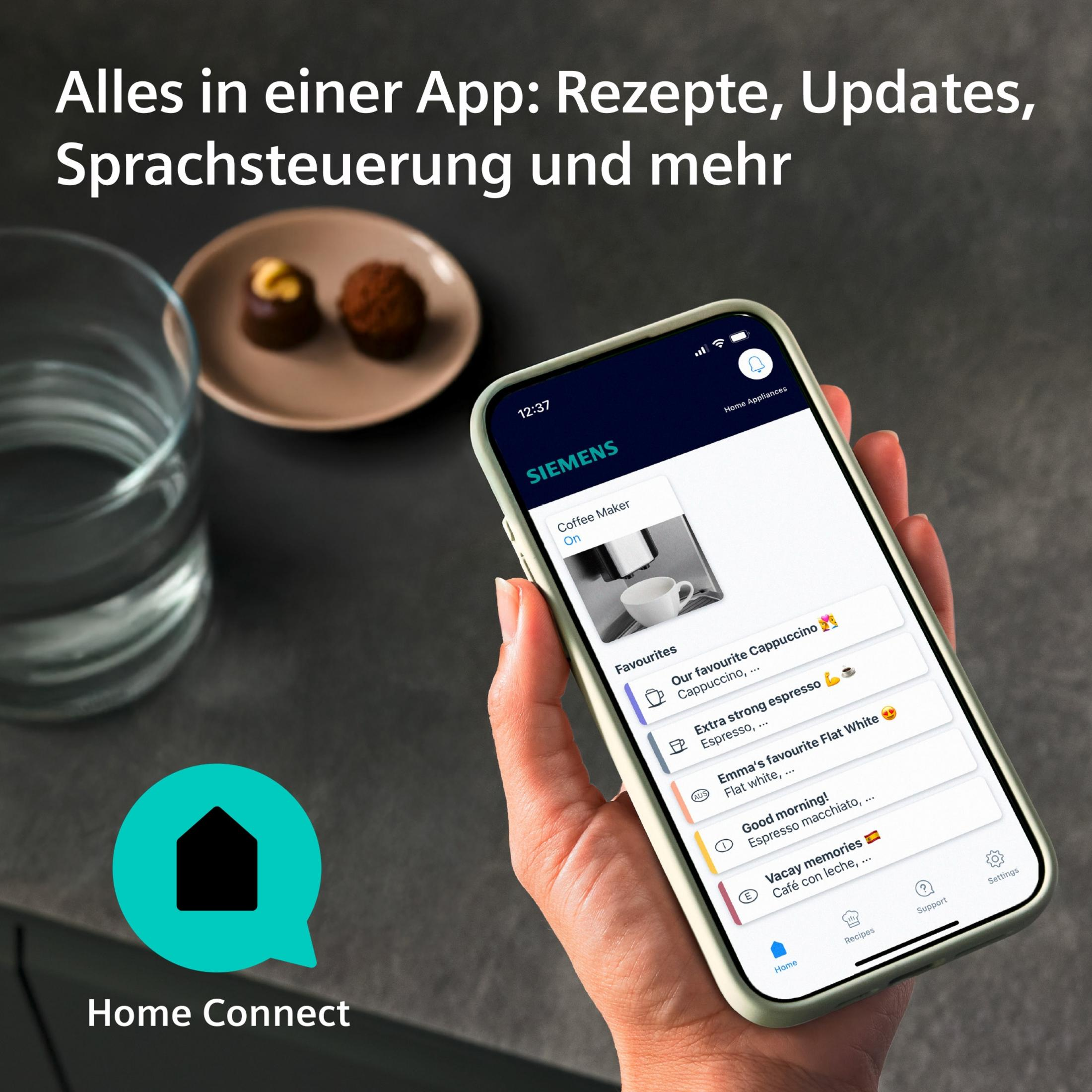 Ręka trzyma smartfon z aplikacją Home Connect. Przygotowanie kawy.