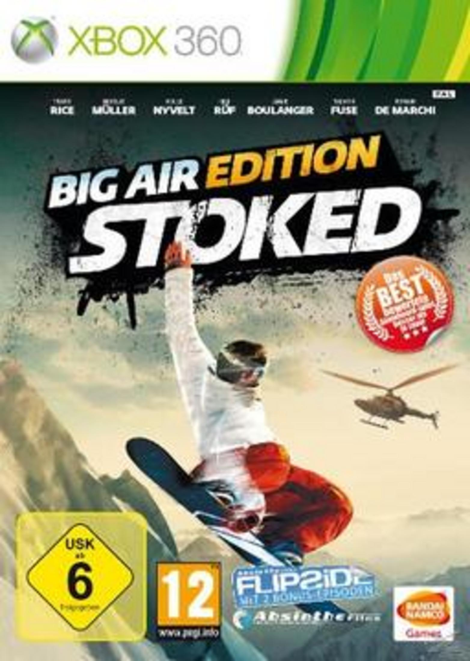 Ein Snowboarder springt vor Bergkulisse, Hubschrauber fliegt.
