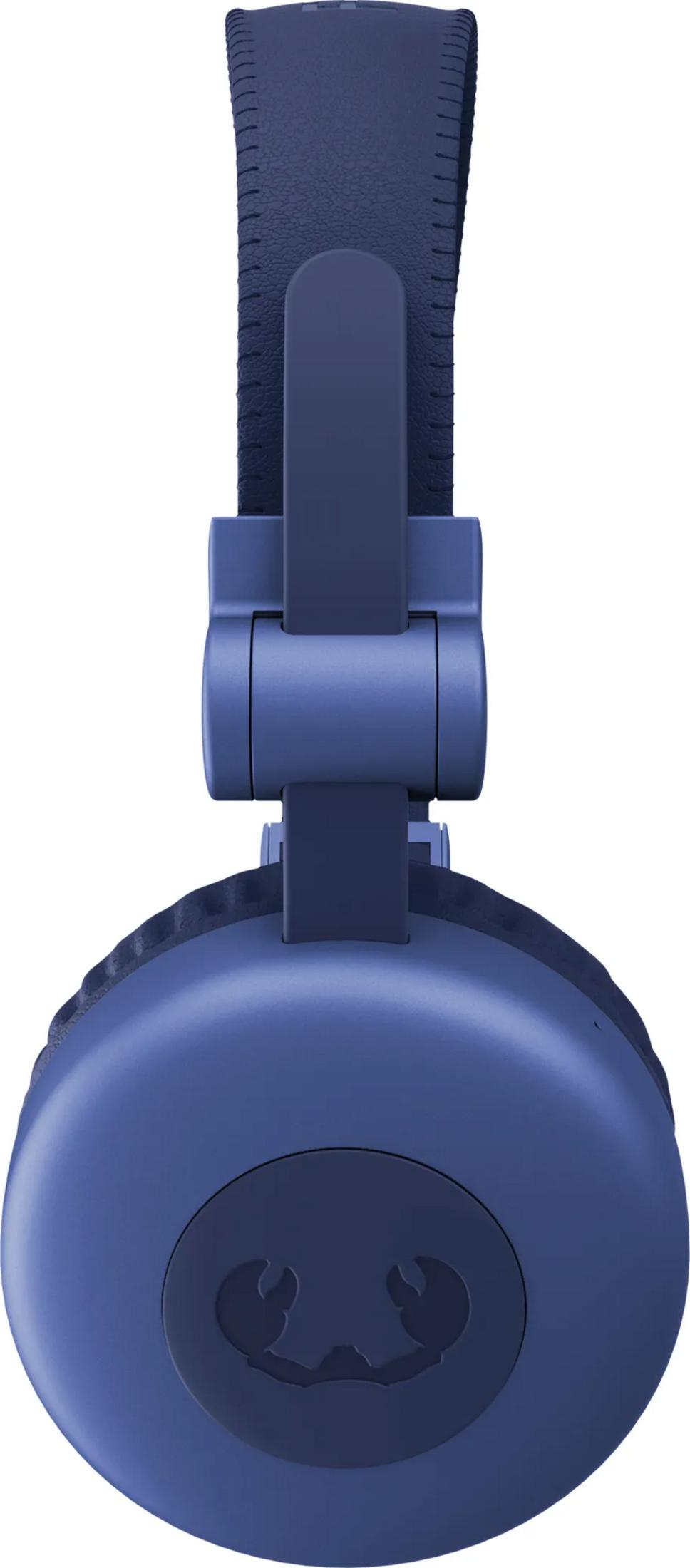 Nahaufnahme einer blauen Kopfhörer-Ohrmuschel mit texturiertem Kopfbügel und Krabbenlogo.