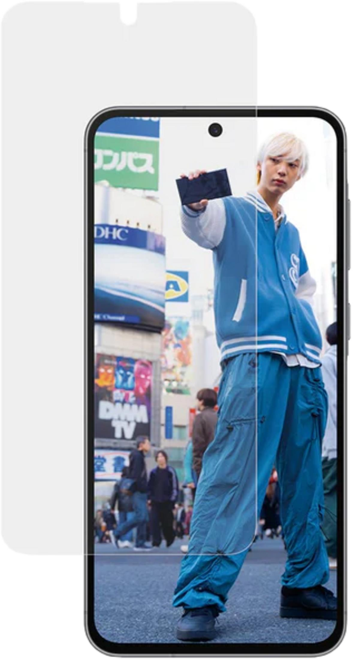 Een smartphone met schermbeschermer, toont een persoon in een blauwe jas en broek, die een zwart voorwerp vasthoudt.