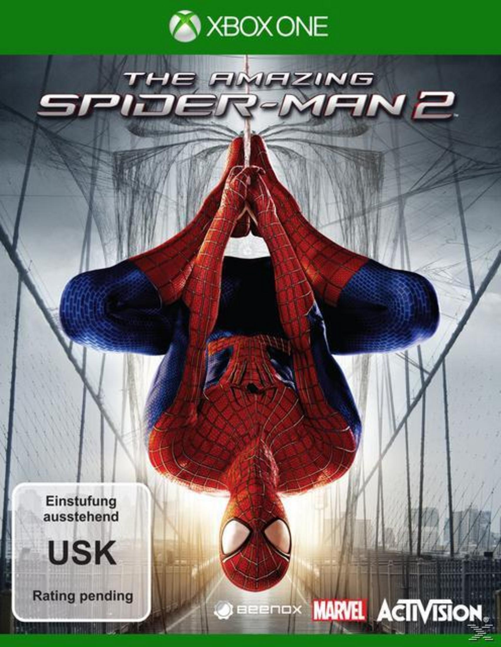 Spider-Man hängt kopfüber vor einer Brücke, mit dem Xbox One Logo oben.