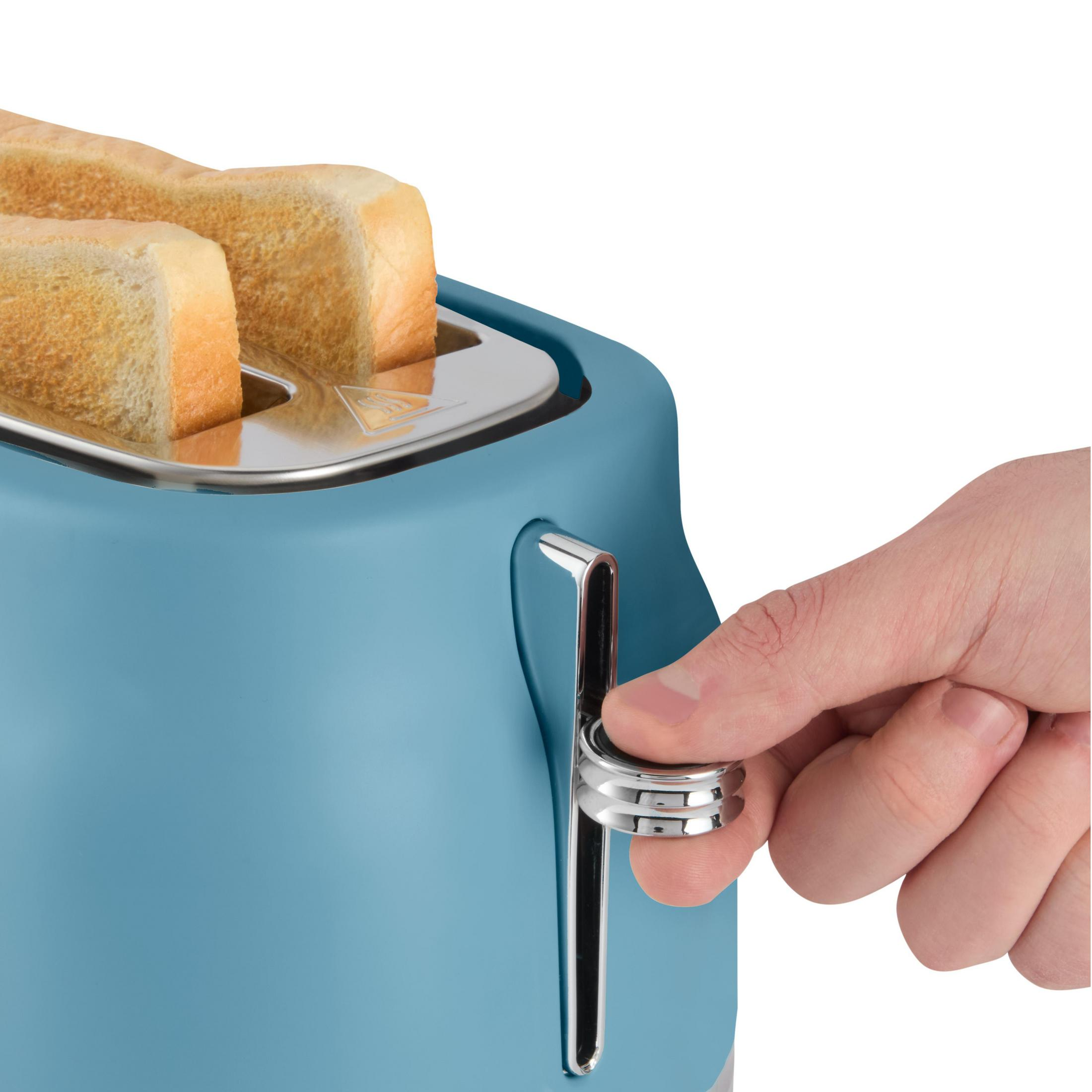 Eine Hand stellt das Rad an einem blauen Toaster mit goldbraunem Toast ein.
