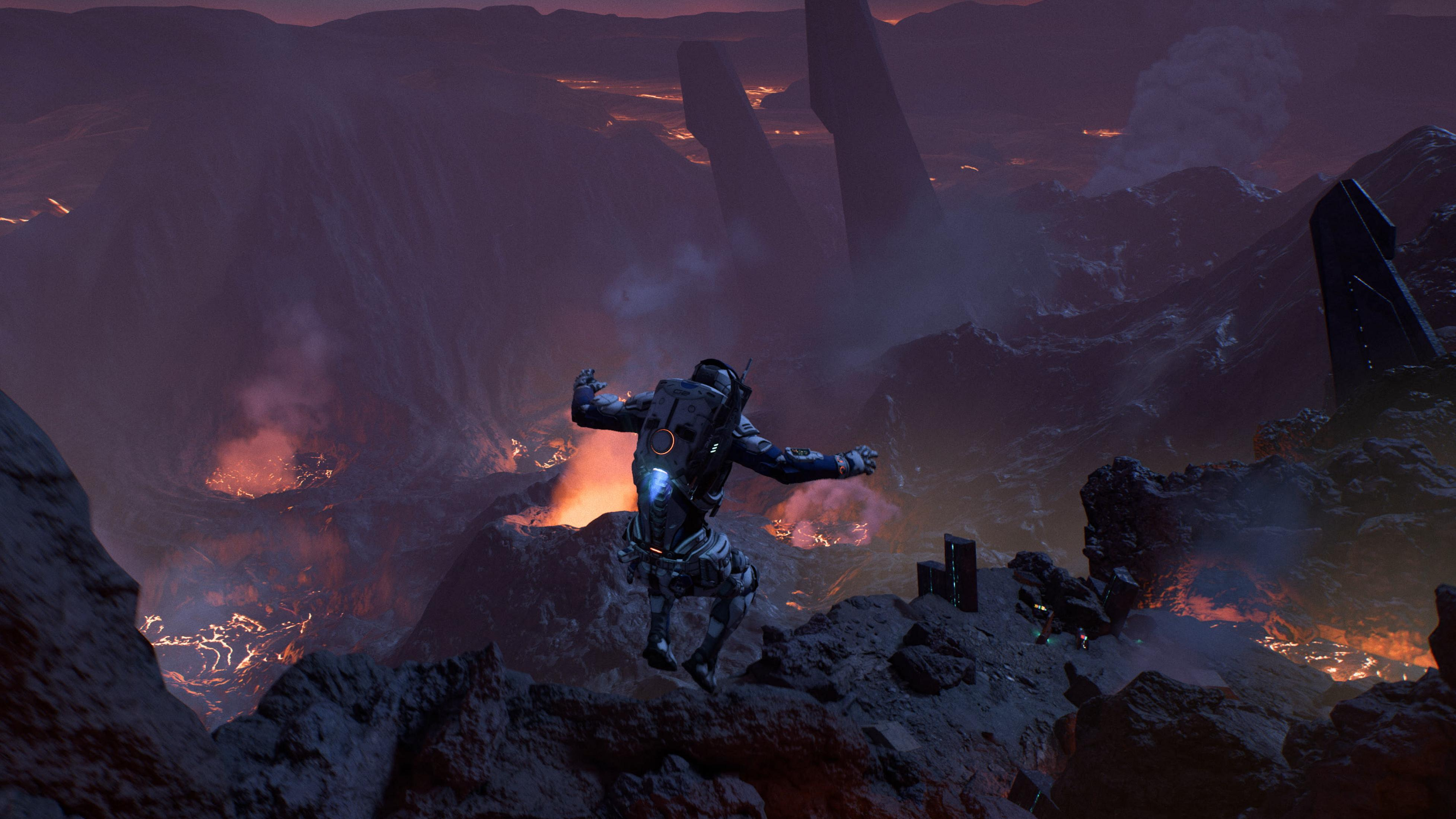 Astronaut in einem Anzug springt über glühende Lava in einer einsamen Felslandschaft in der Dämmerung.