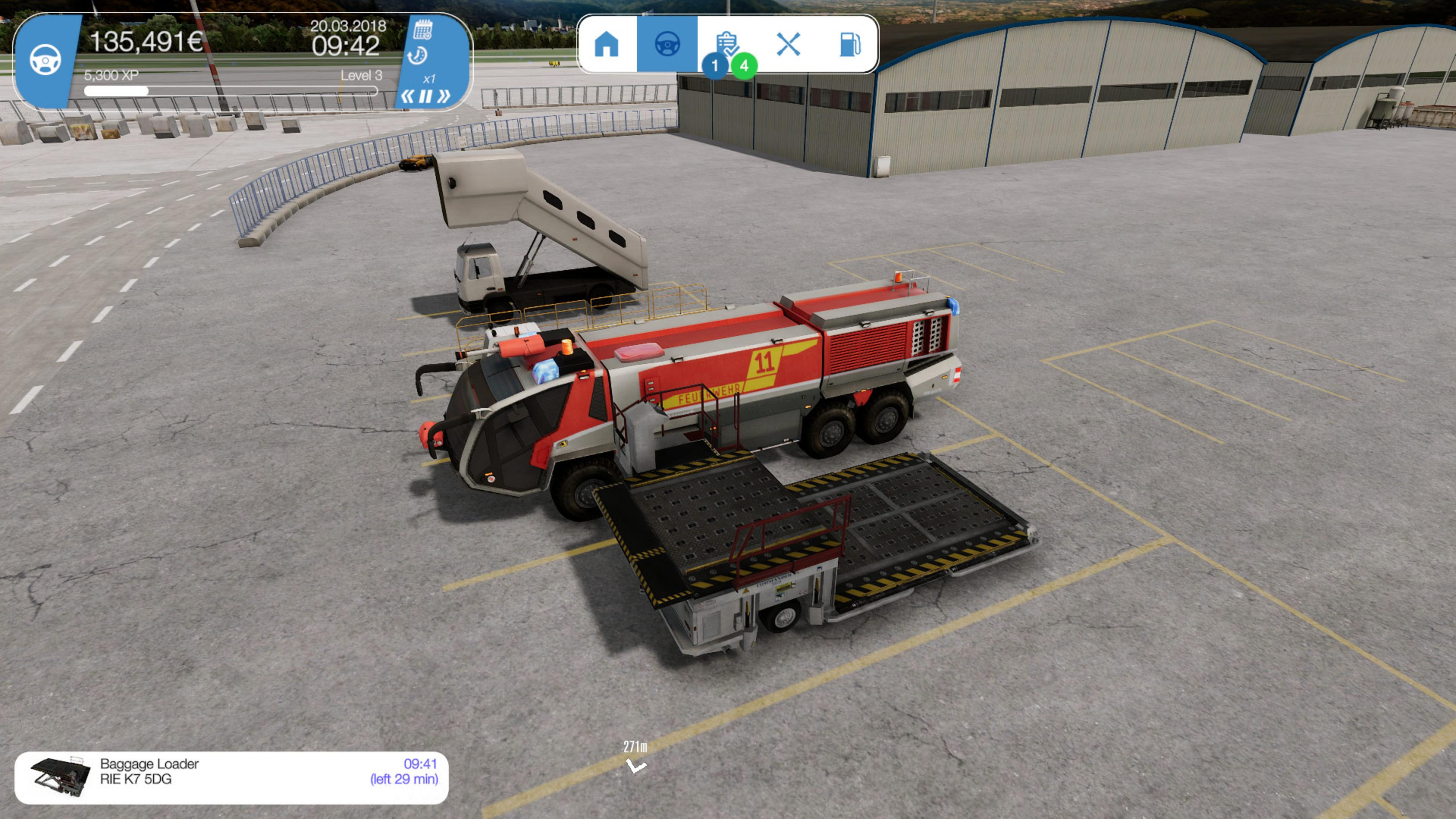 Ein rotes und weißes Feuerwehrauto steht auf dem Flugplatz neben einer Gangway und einem Gepäcklader.