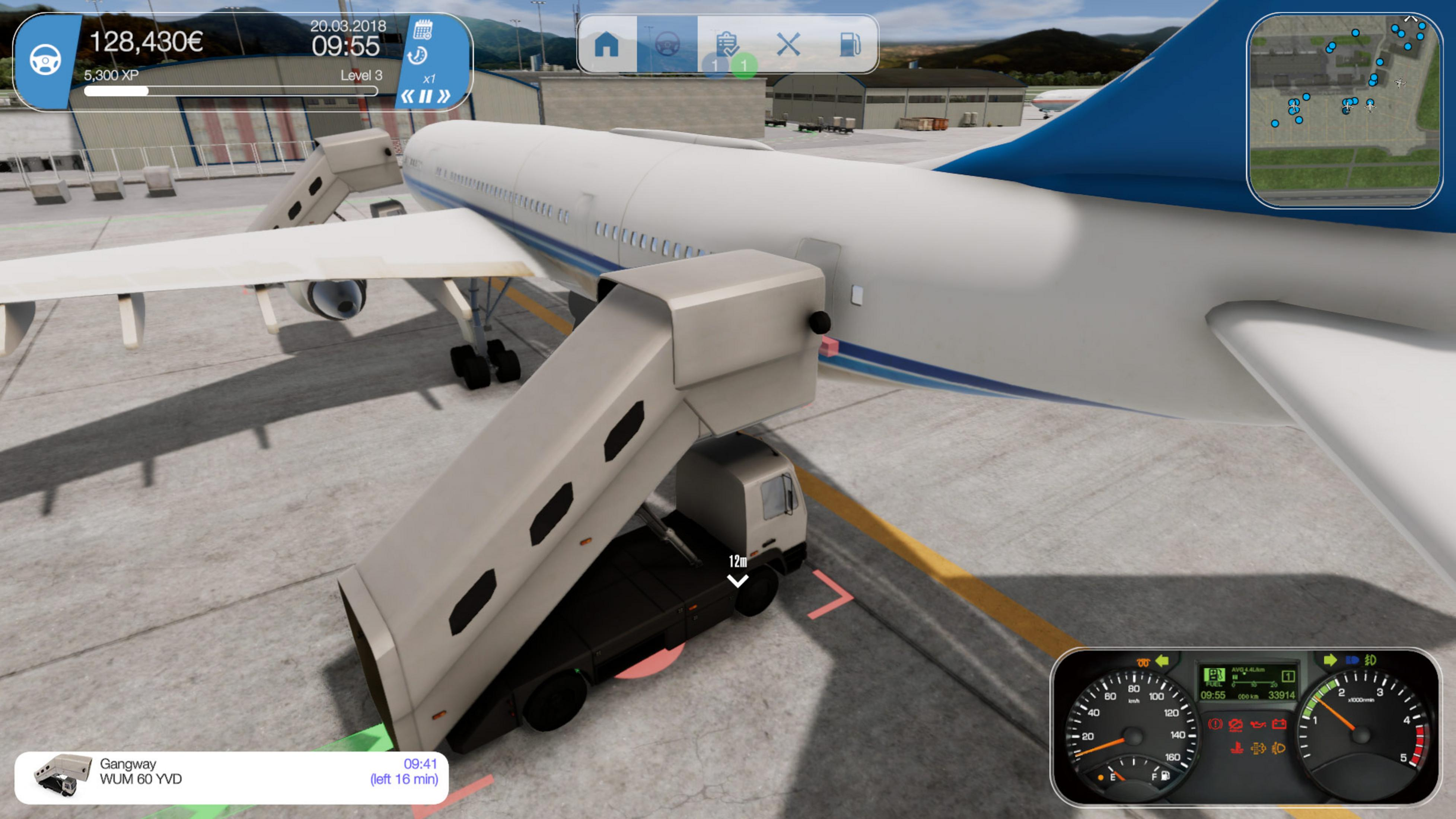 Ein Flugzeug steht am Flughafen mit einer Gangway, die an der Tür angebracht ist.