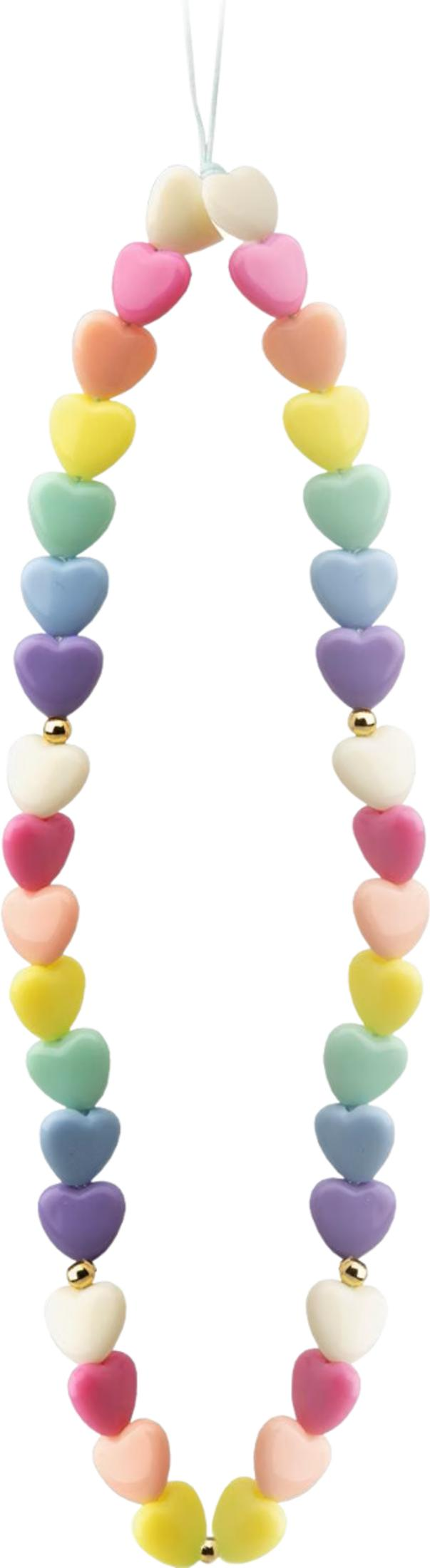 Una collana di perline a forma di cuore colorate su sfondo bianco.