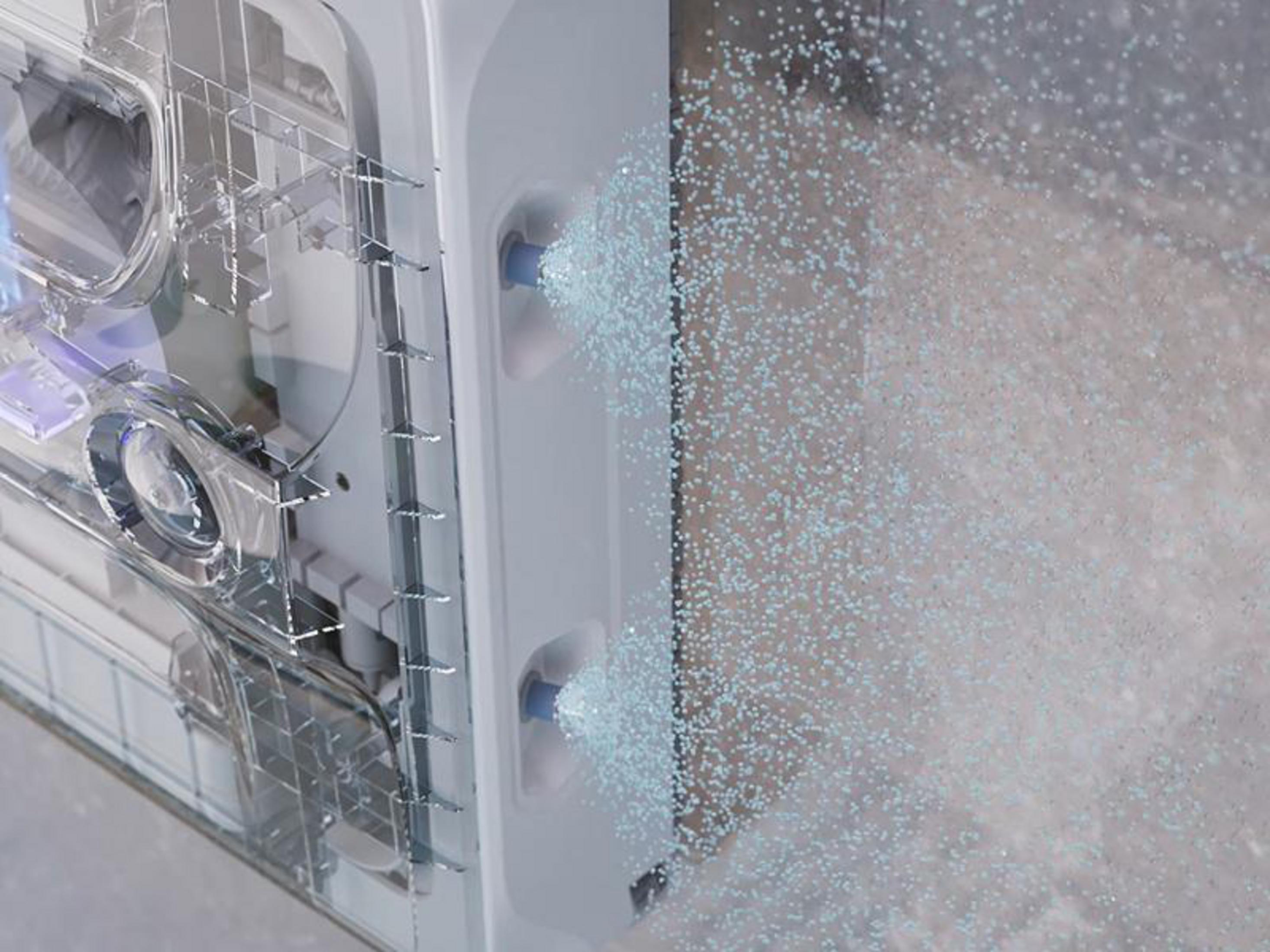Detailaufnahme einer Spülmaschine: Sprühdüsen sprühen Wasser in feinen Tropfen.