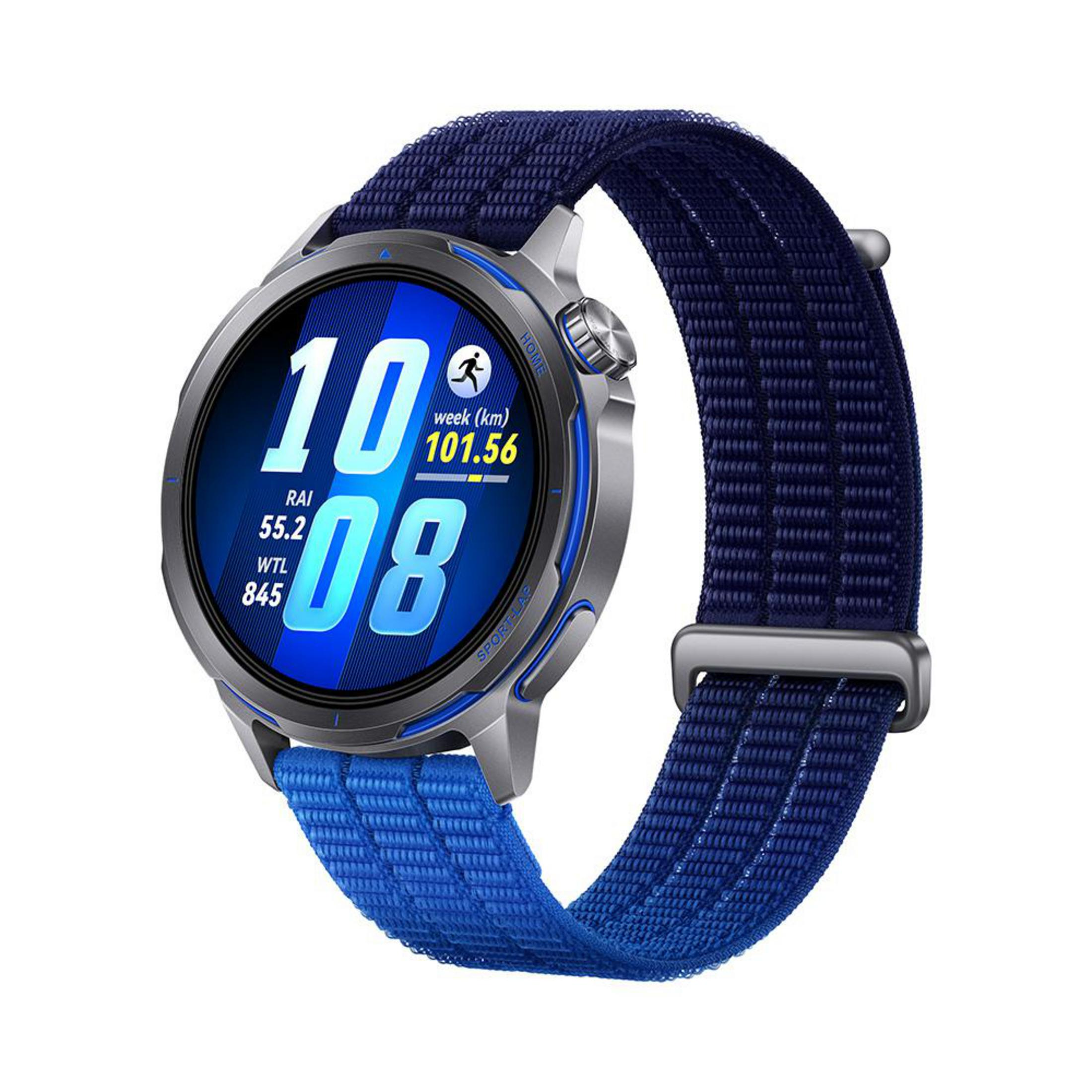 Uno smartwatch argentato con cinturino in tessuto blu visualizza dati sportivi.