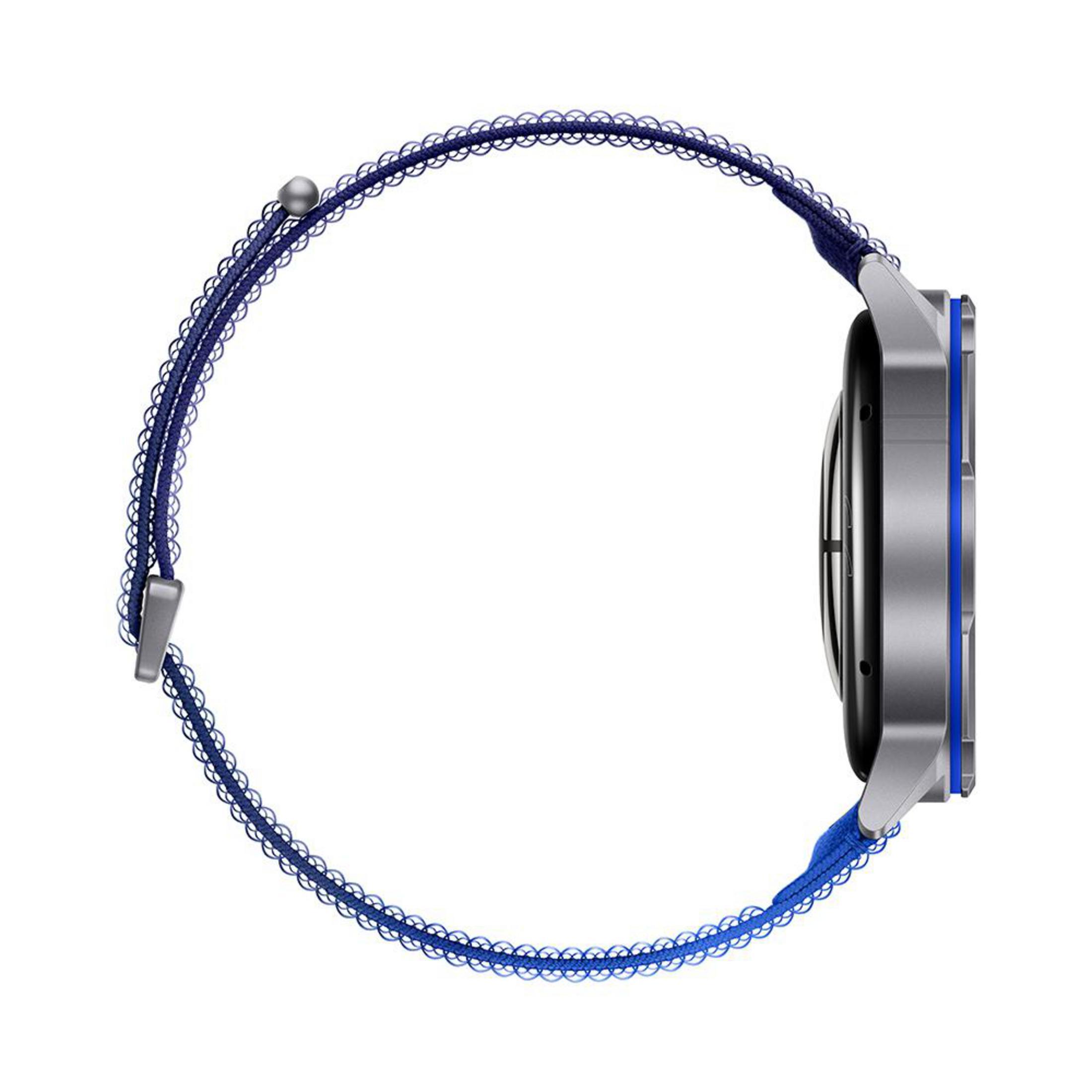 Primo piano di uno smartwatch con cinturino in tessuto blu e accenti argentati.