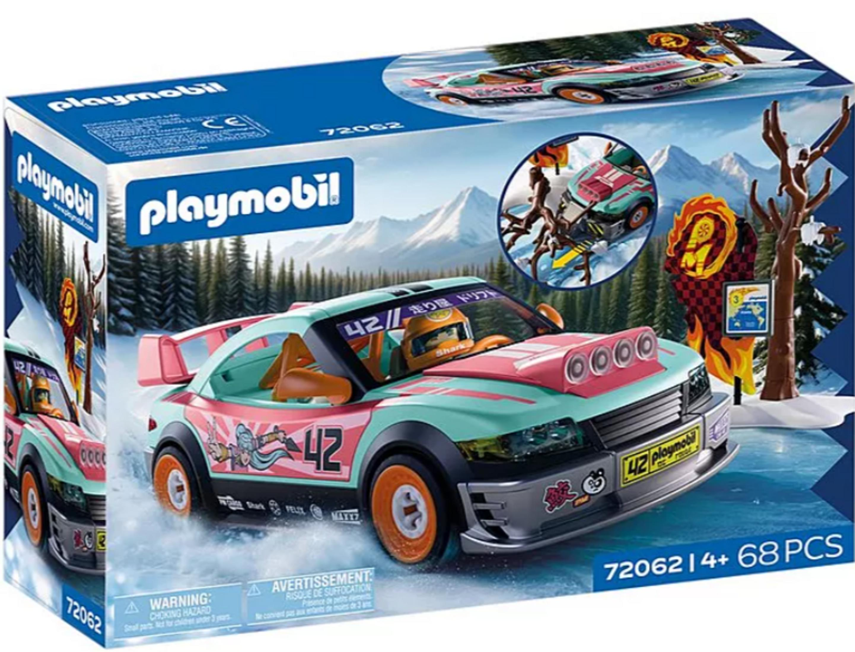 Set de coche de carreras Playmobil con conductor y paisaje de montaña invernal.
