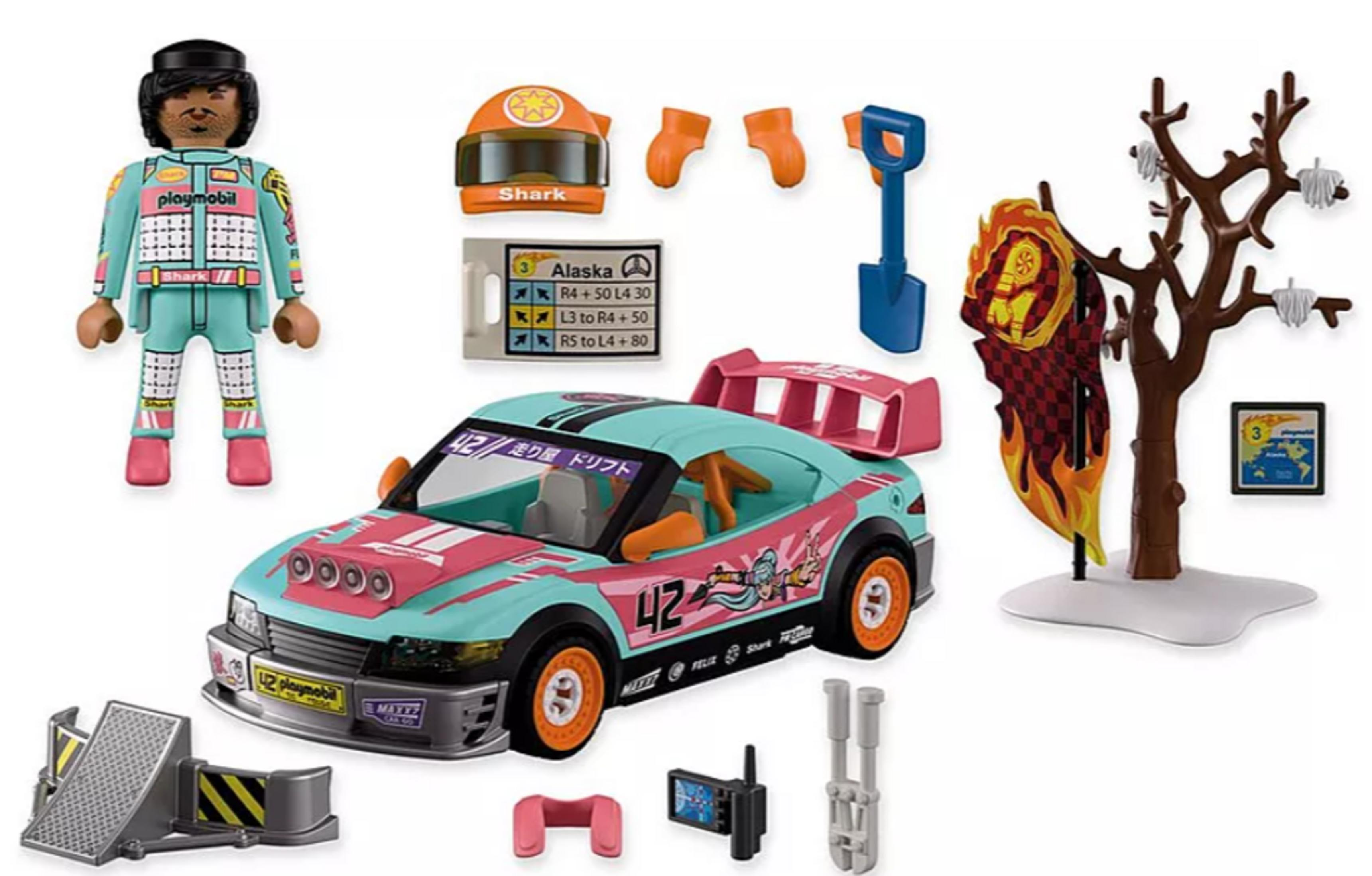 Piloto de Playmobil, coche, accesorios, árbol con bandera, sobre fondo blanco.