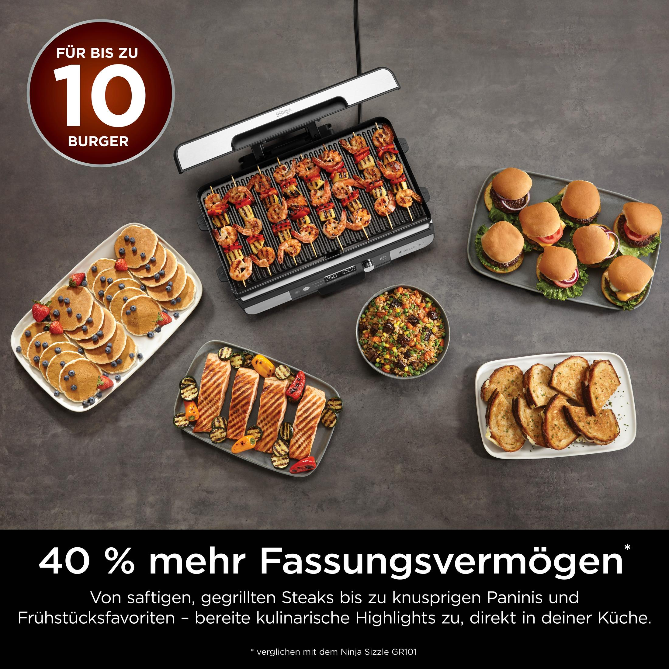 Una parrilla eléctrica que muestra varios alimentos como brochetas de camarones, hamburguesas, salmón y panqueques.