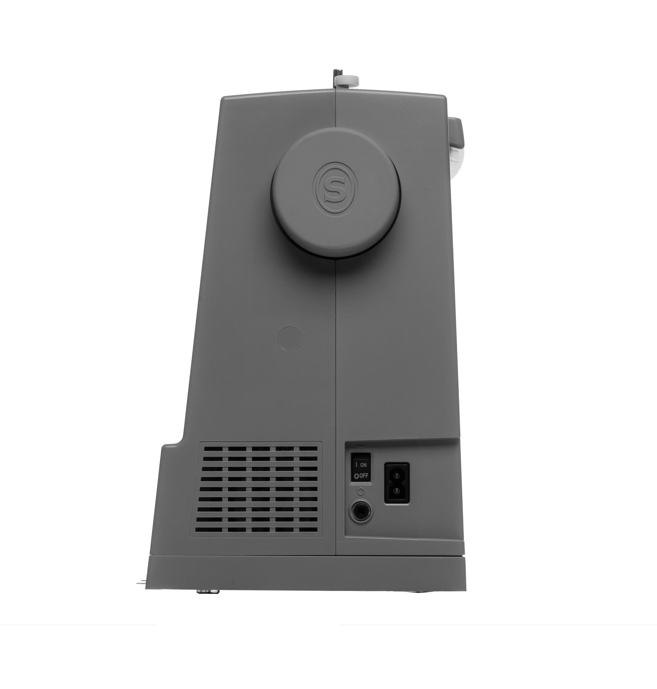 Máquina de coser gris con interruptor de encendido/apagado y entrada de corriente.