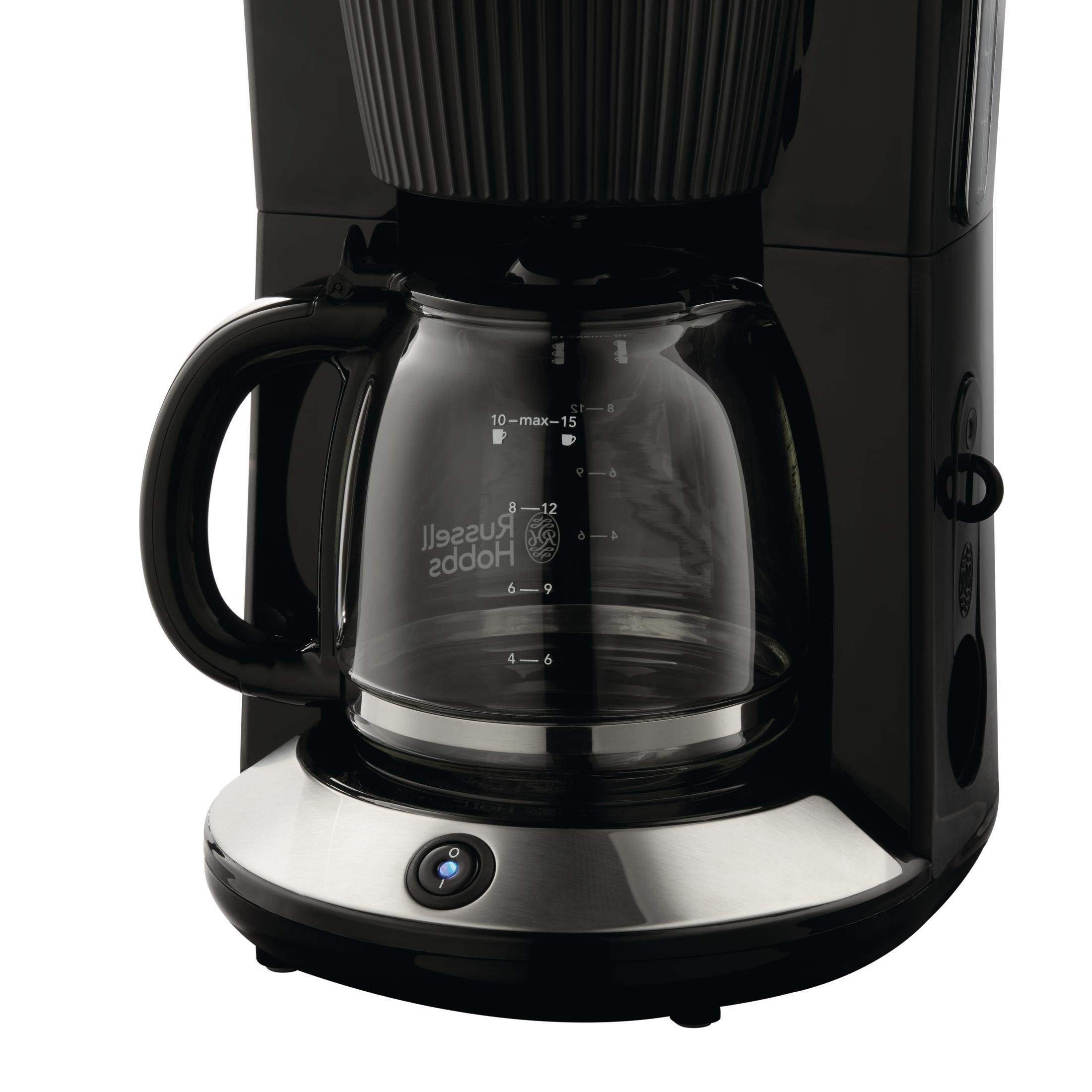 Cafetera negra con jarra de cristal, marcas y luz indicadora azul.