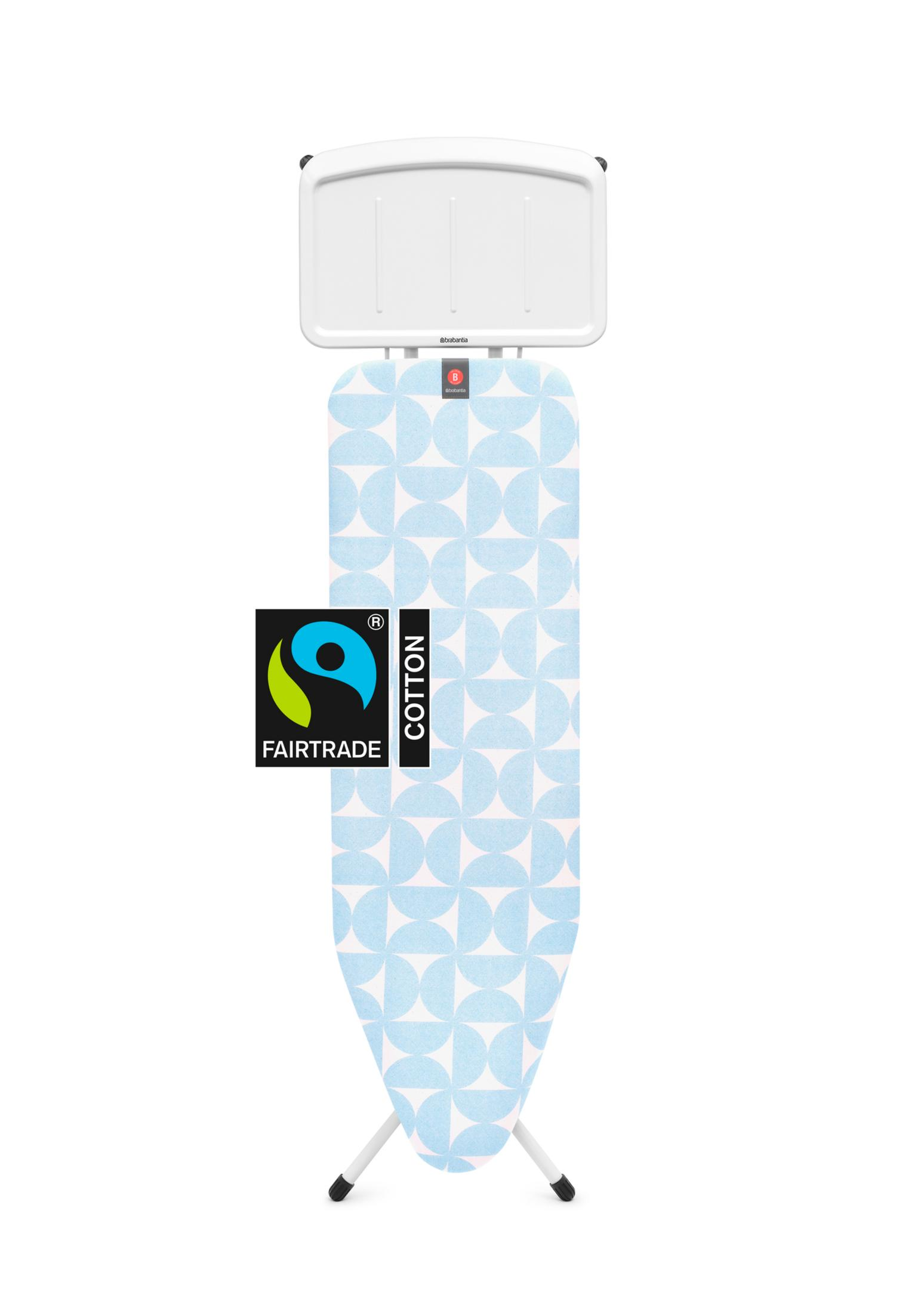 Brabantia strijkplank met blauw geometrisch patroon en Fairtrade katoen logo.