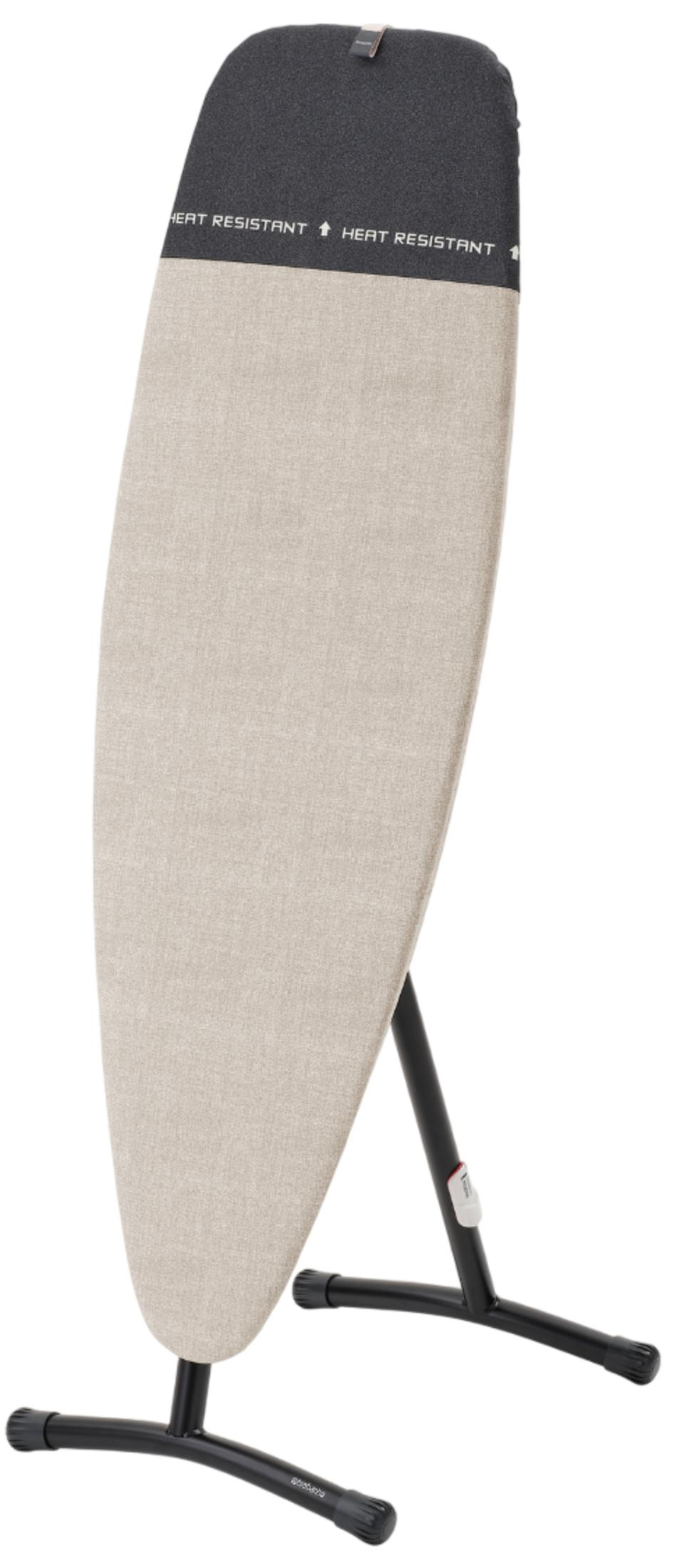 Ein Bügelbrett mit Stoffbezug in Beige und Grau, auf einem schwarzen Metallgestell.