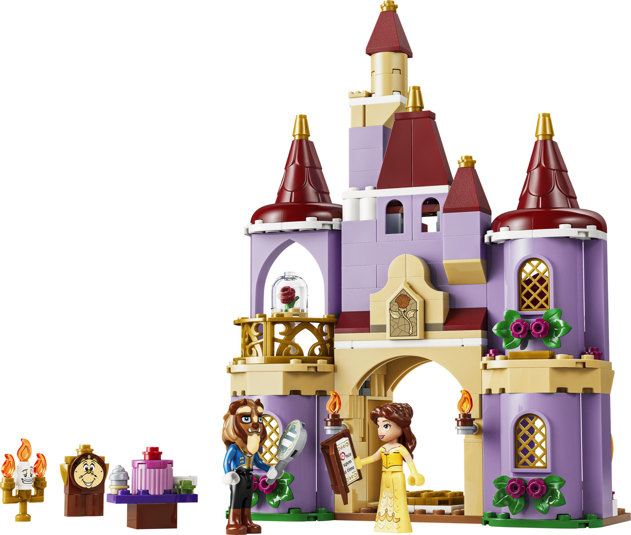 Versión Lego de Bella y Bestia frente a un castillo morado con candelabros.
