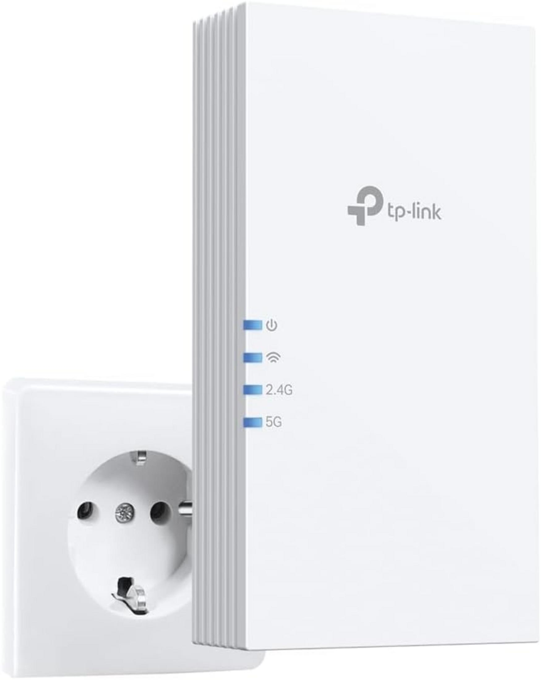 Un ripetitore Wi-Fi TP-Link bianco inserito in una presa elettrica.